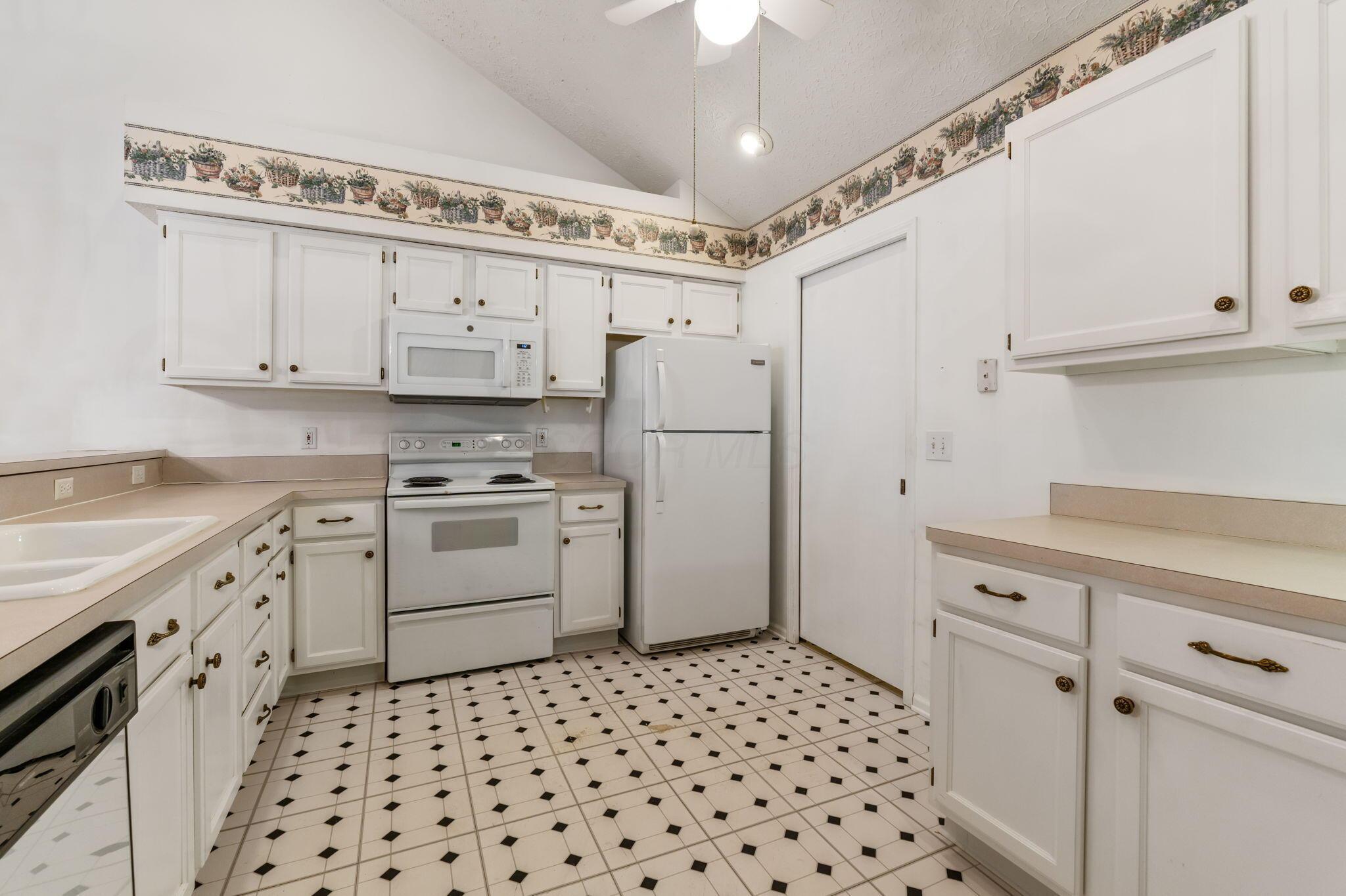 537 Mallet Place E Property Photo 17