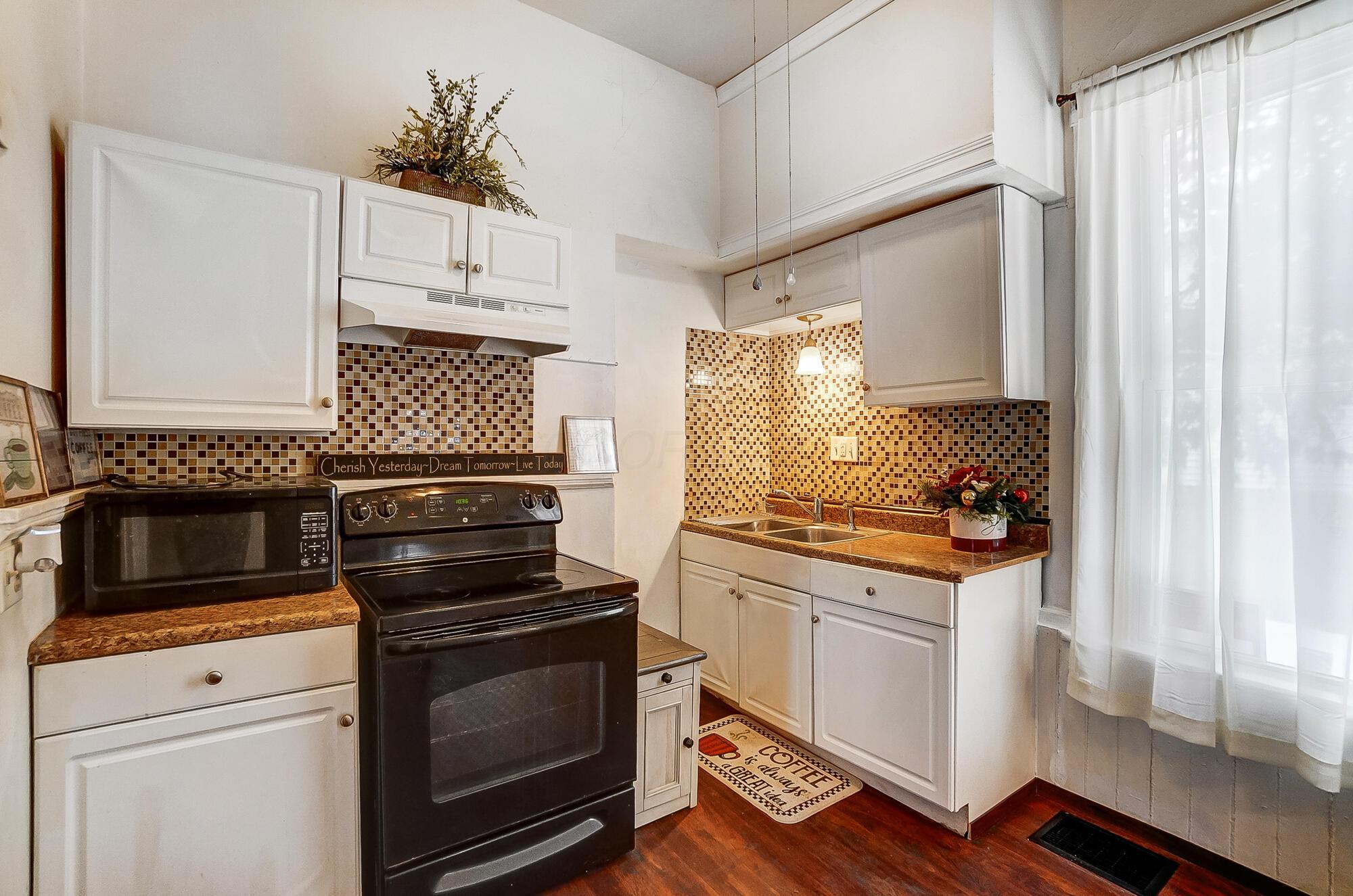 937 Oak Street Property Photo 10