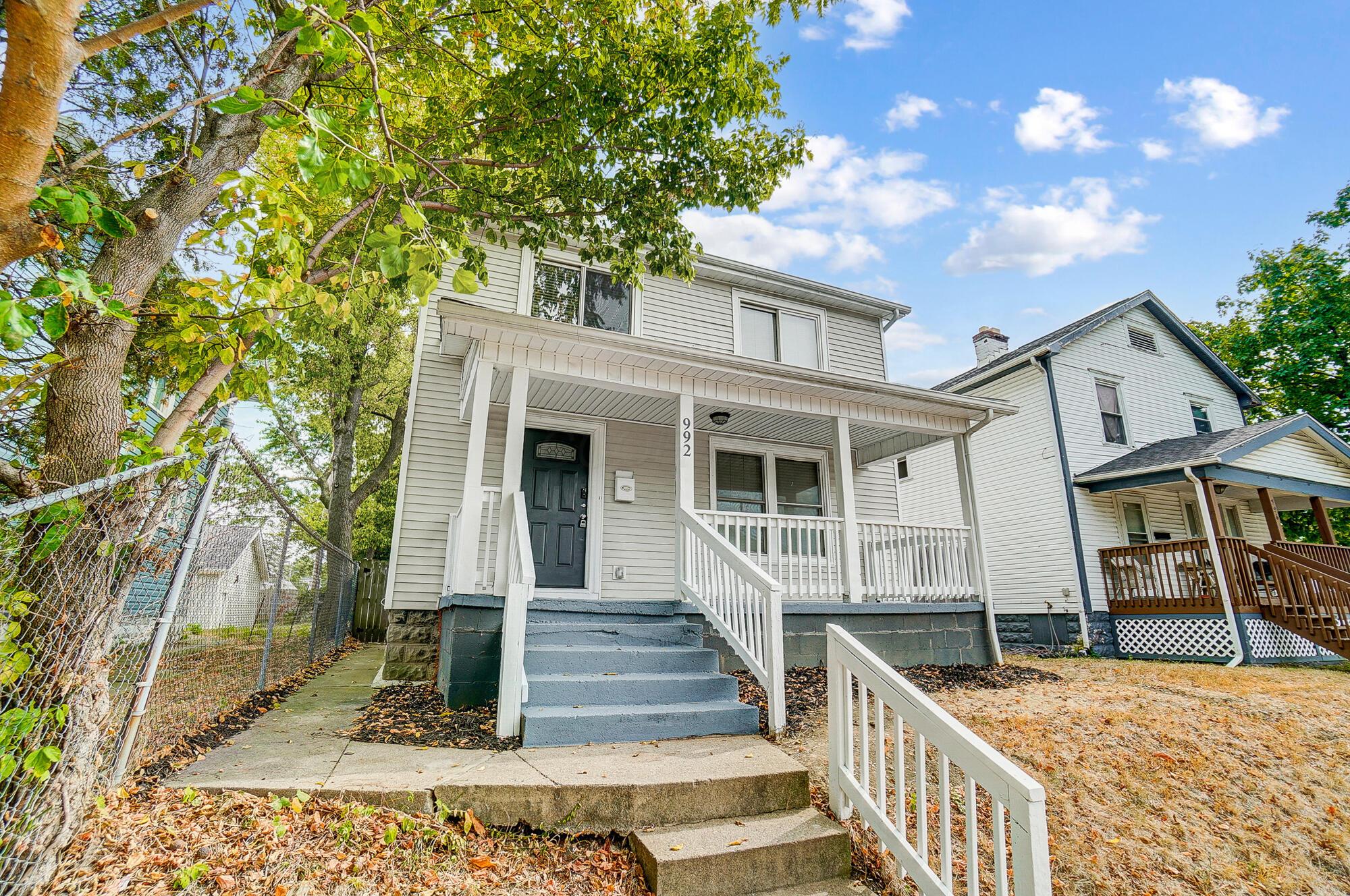 992 Carpenter Street Property Photo 3