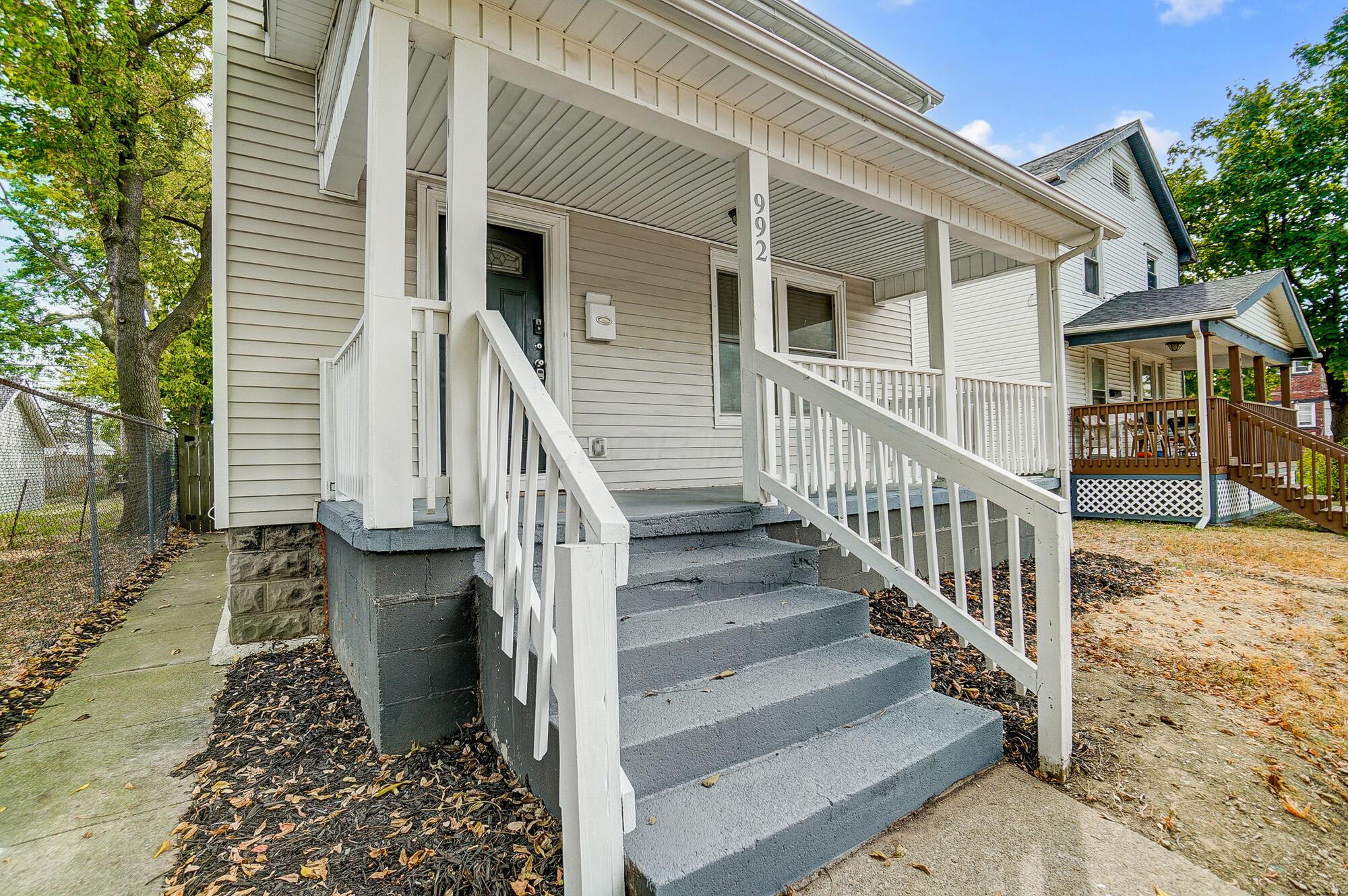 992 Carpenter Street Property Photo 4