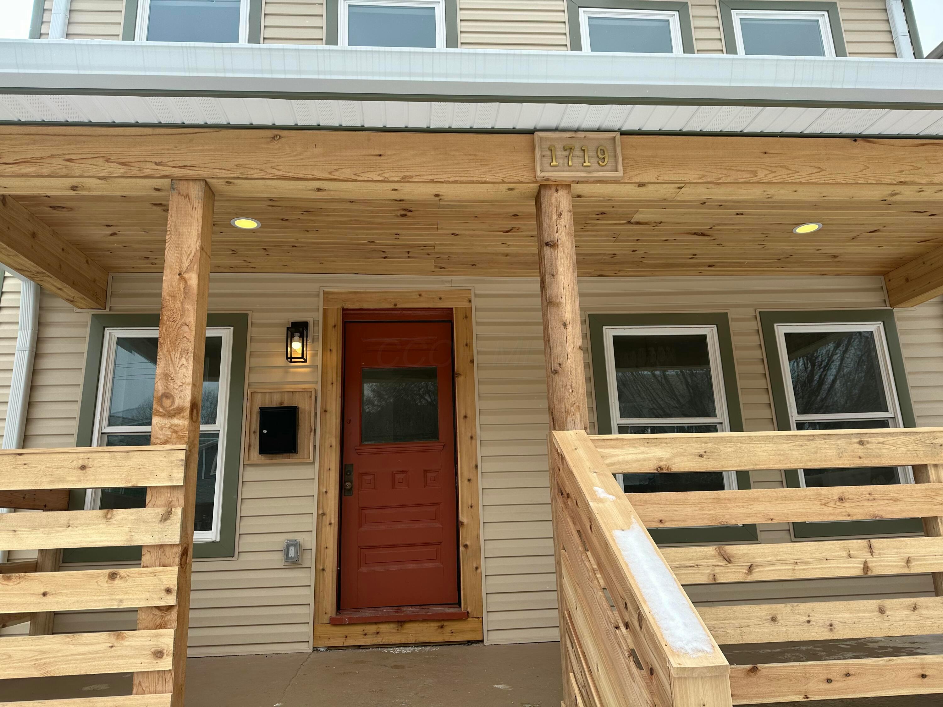 1719 Oak Street Property Photo 2