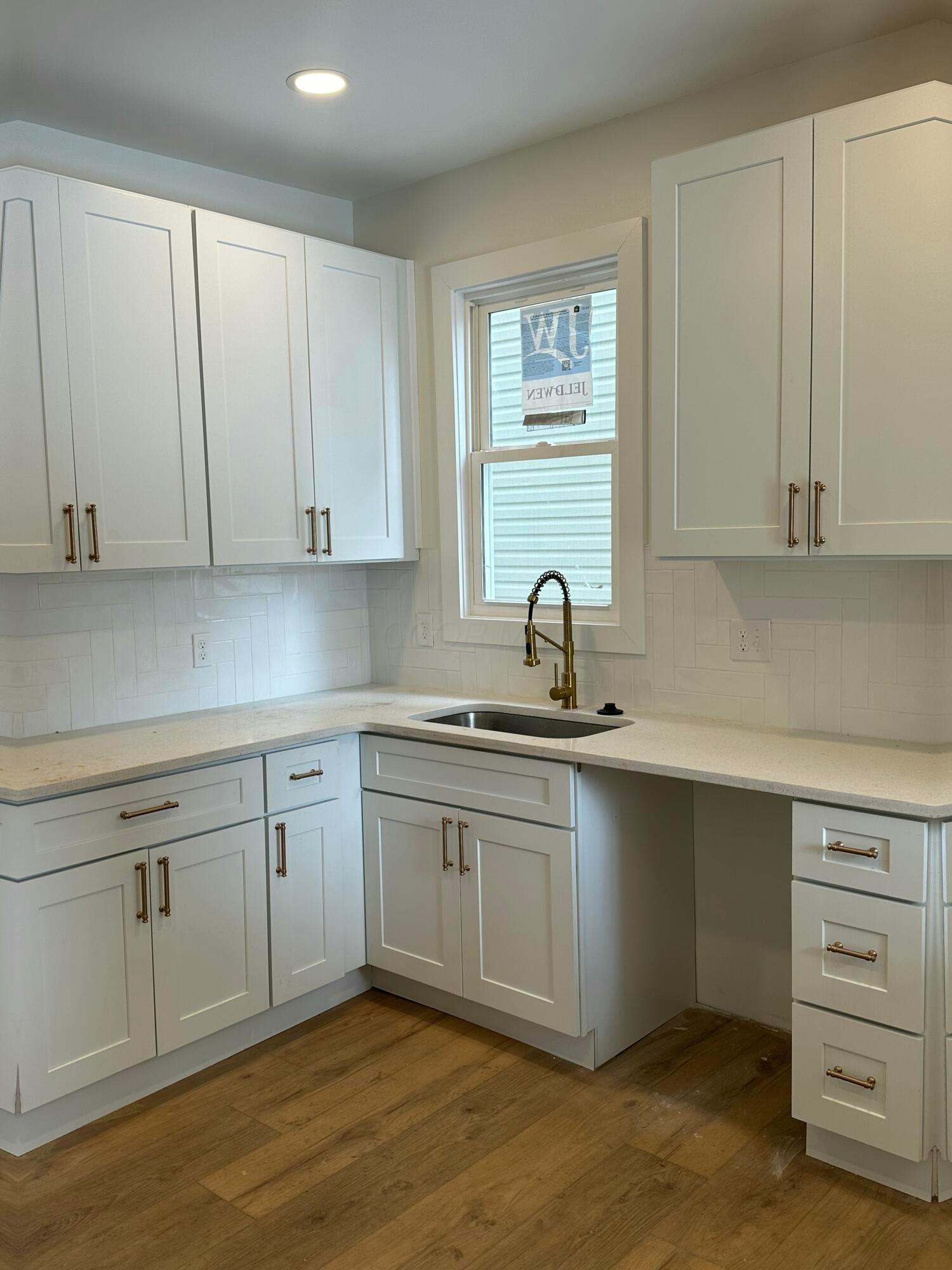 1719 Oak Street Property Photo 4