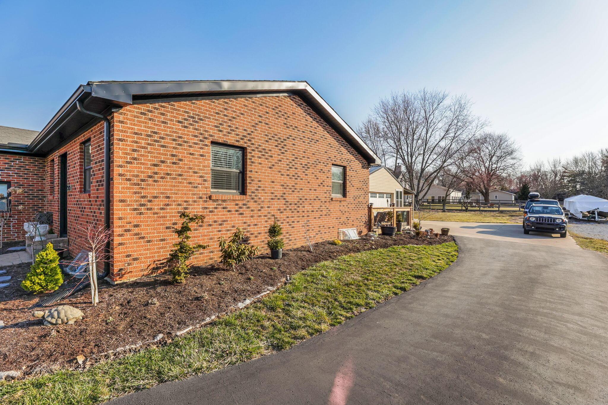 1545 E Choctaw Drive Property Photo 8