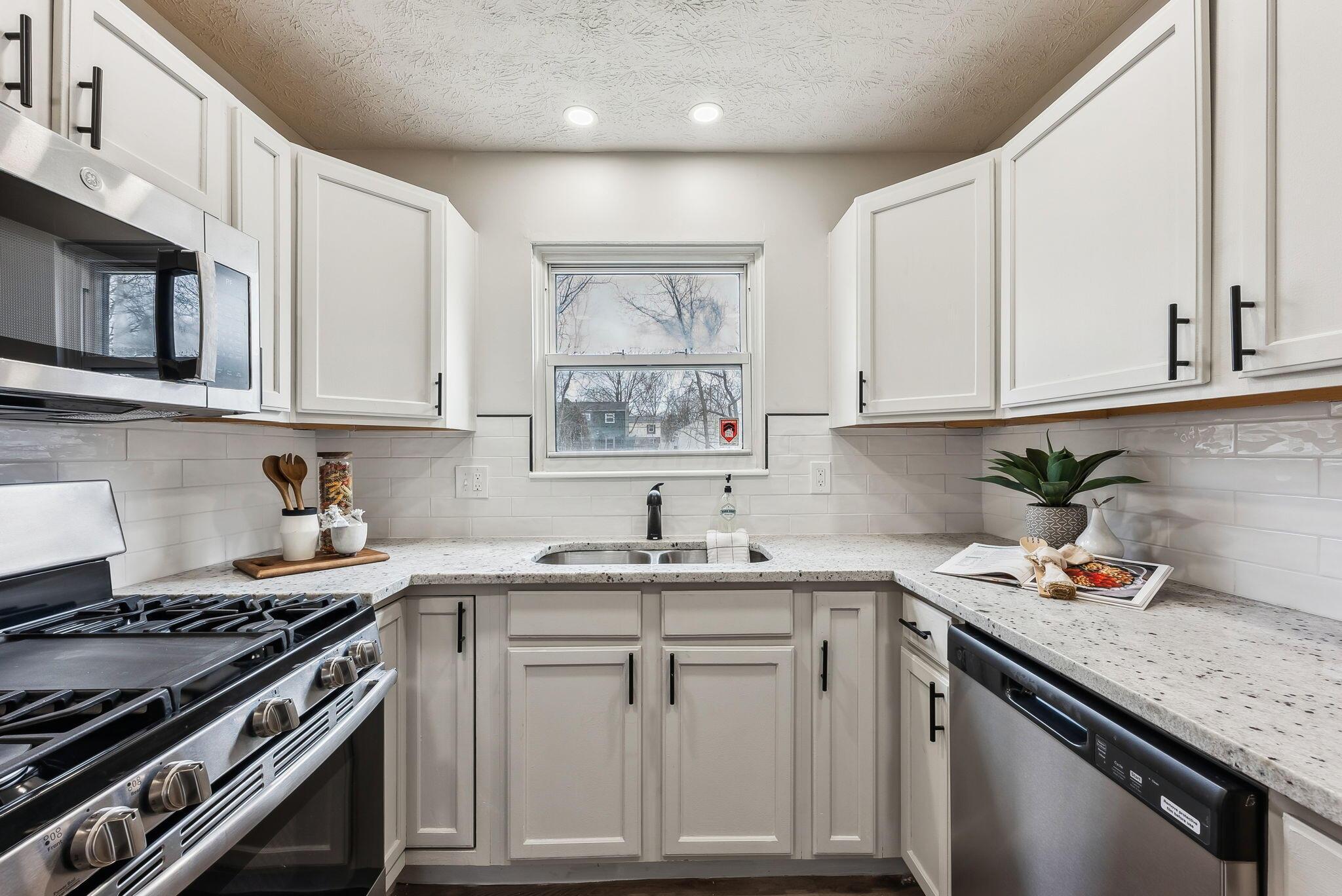 3302 Sundale Road Property Photo 8