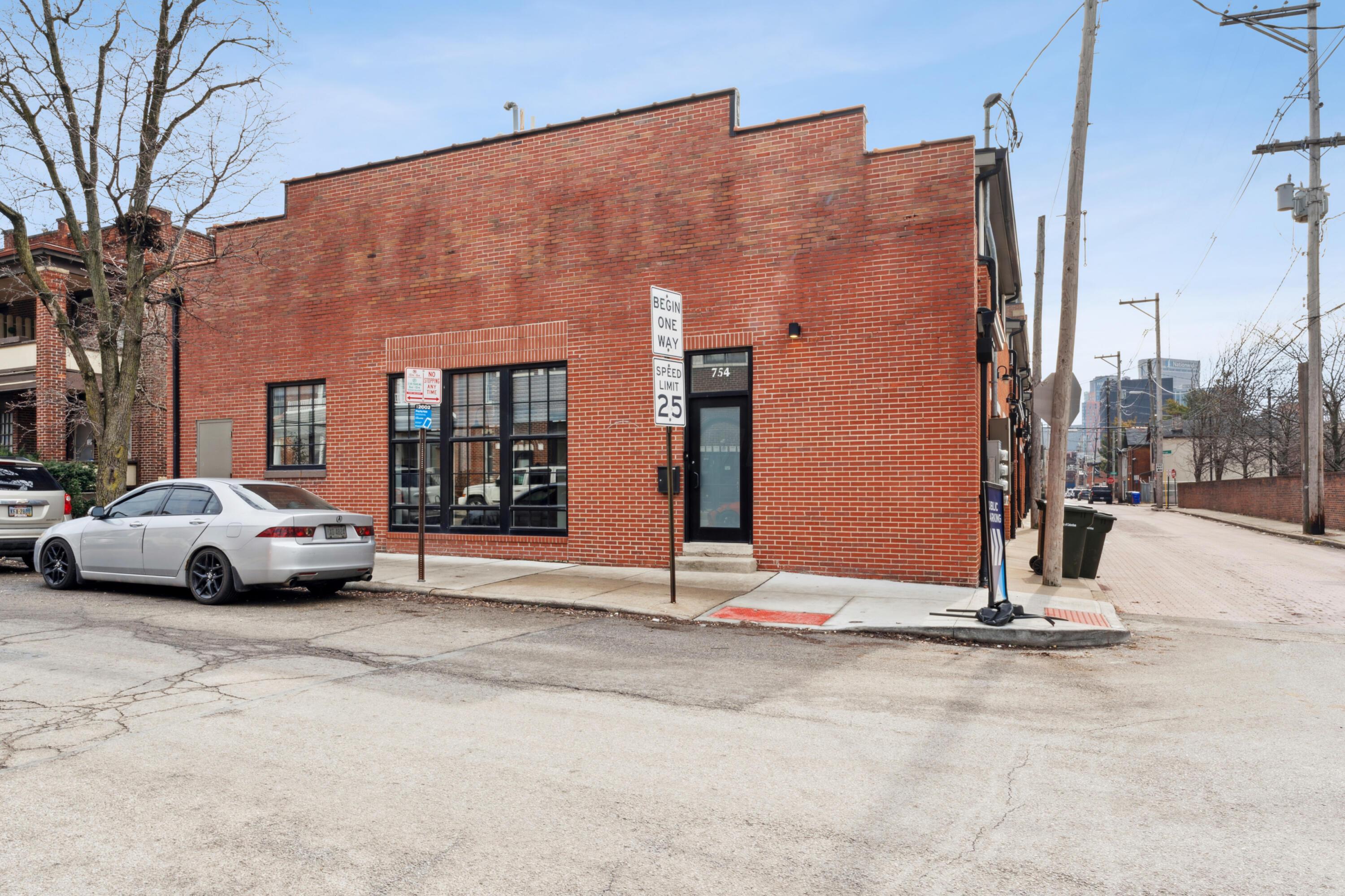 754 N Pearl Street Property Photo 1