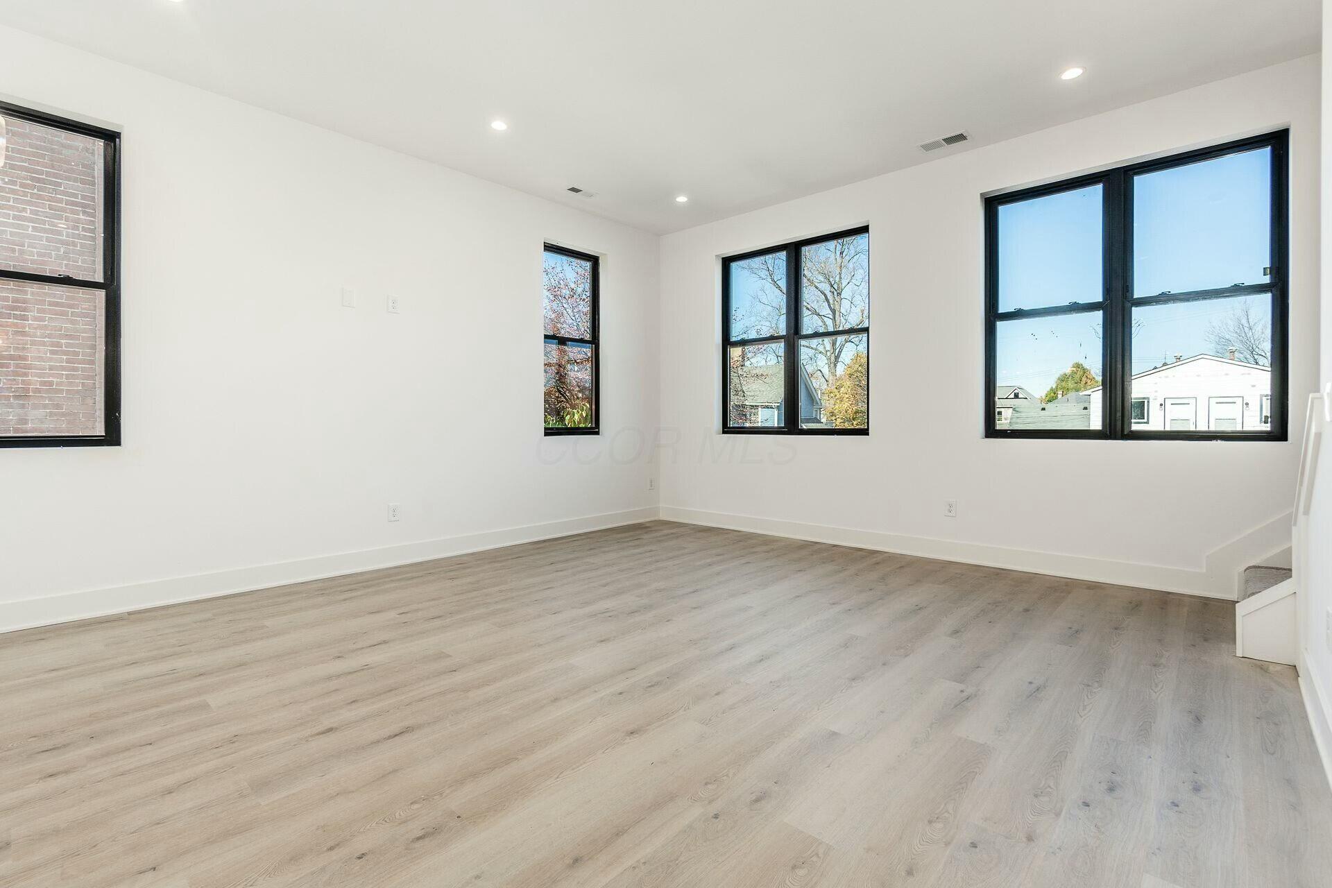 1091 Franklin Avenue Property Photo 11