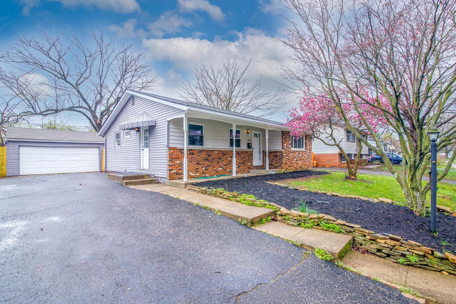 1367 Whitby Square S Property Photo 1