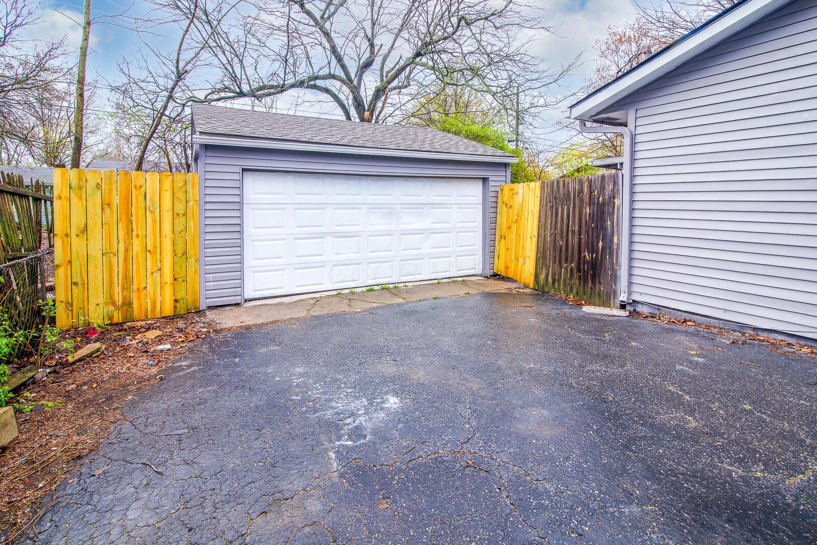 1367 Whitby Square S Property Photo 2