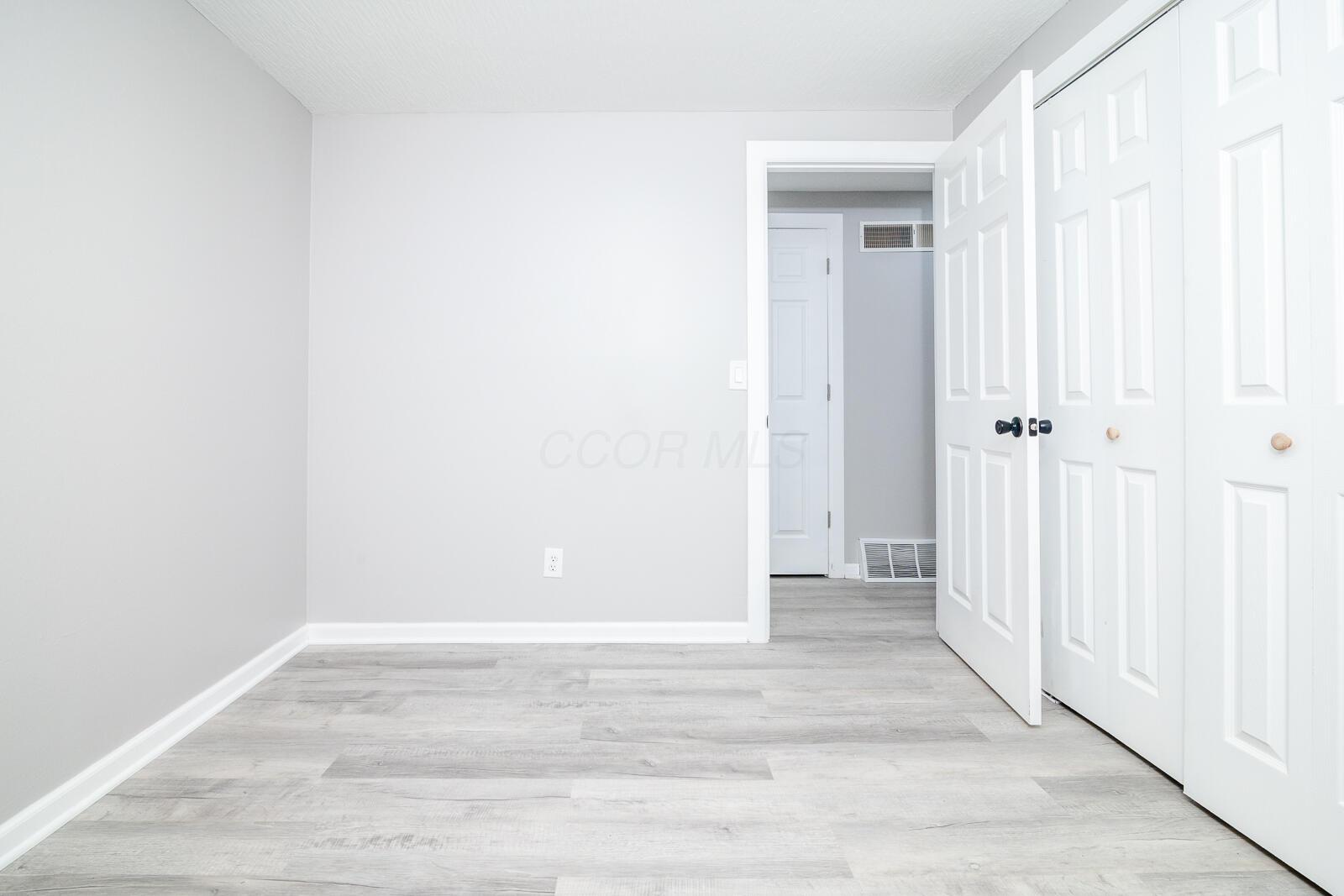 1367 Whitby Square S Property Photo 23
