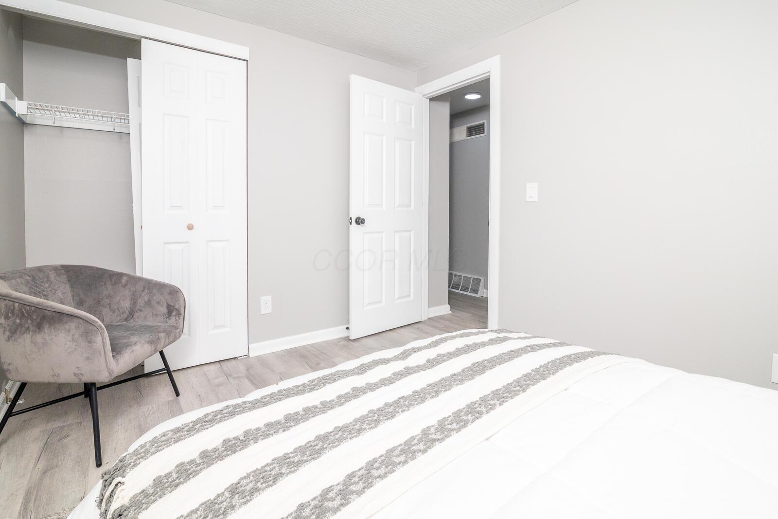 1367 Whitby Square S Property Photo 27