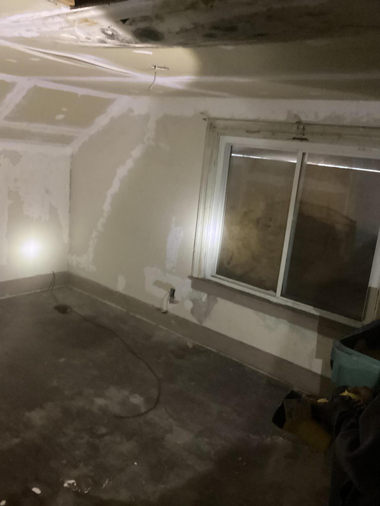 2742 E 5th Avenue Property Photo 6