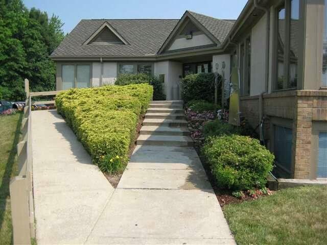 453 Waterbury Court Property Photo 3