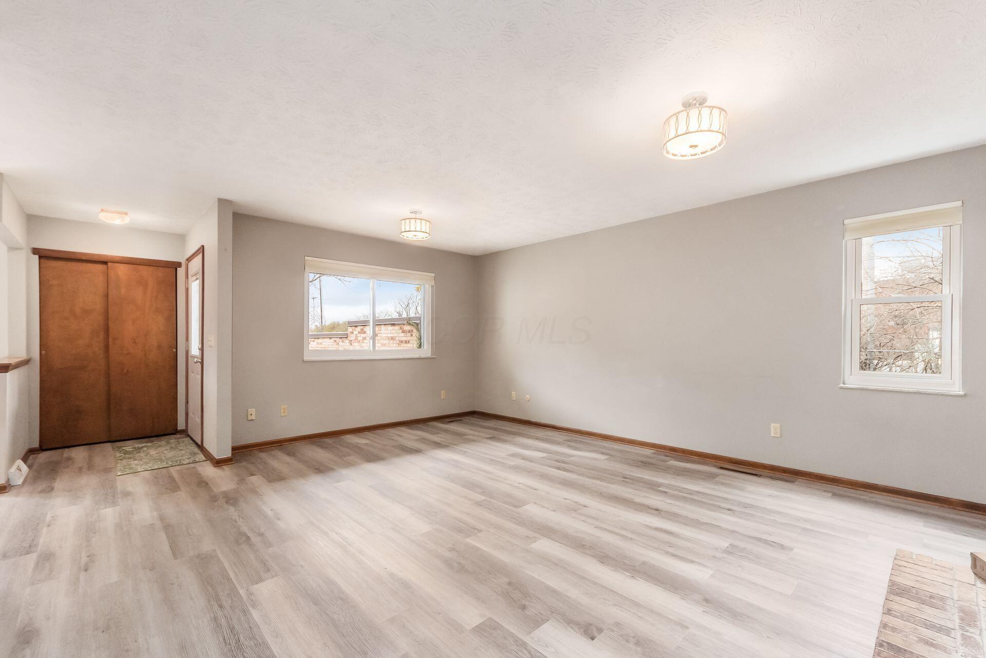 4574 Arlingate Drive E Property Photo 8