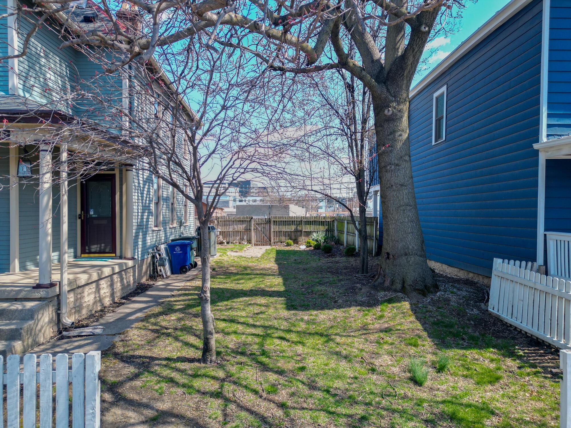 1152 Summit Street Property Photo 3