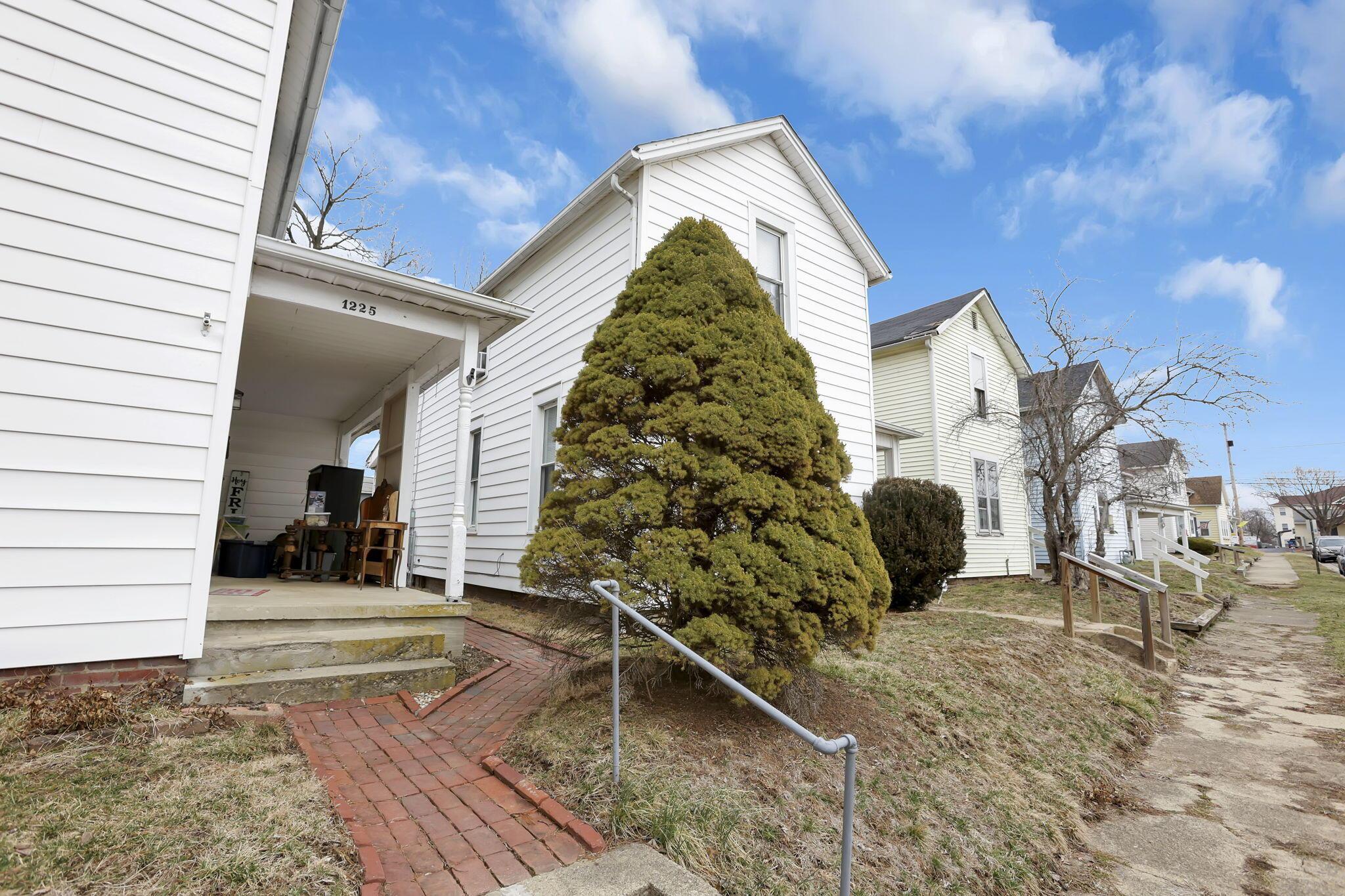 1227 E Chestnut Street Property Photo 4
