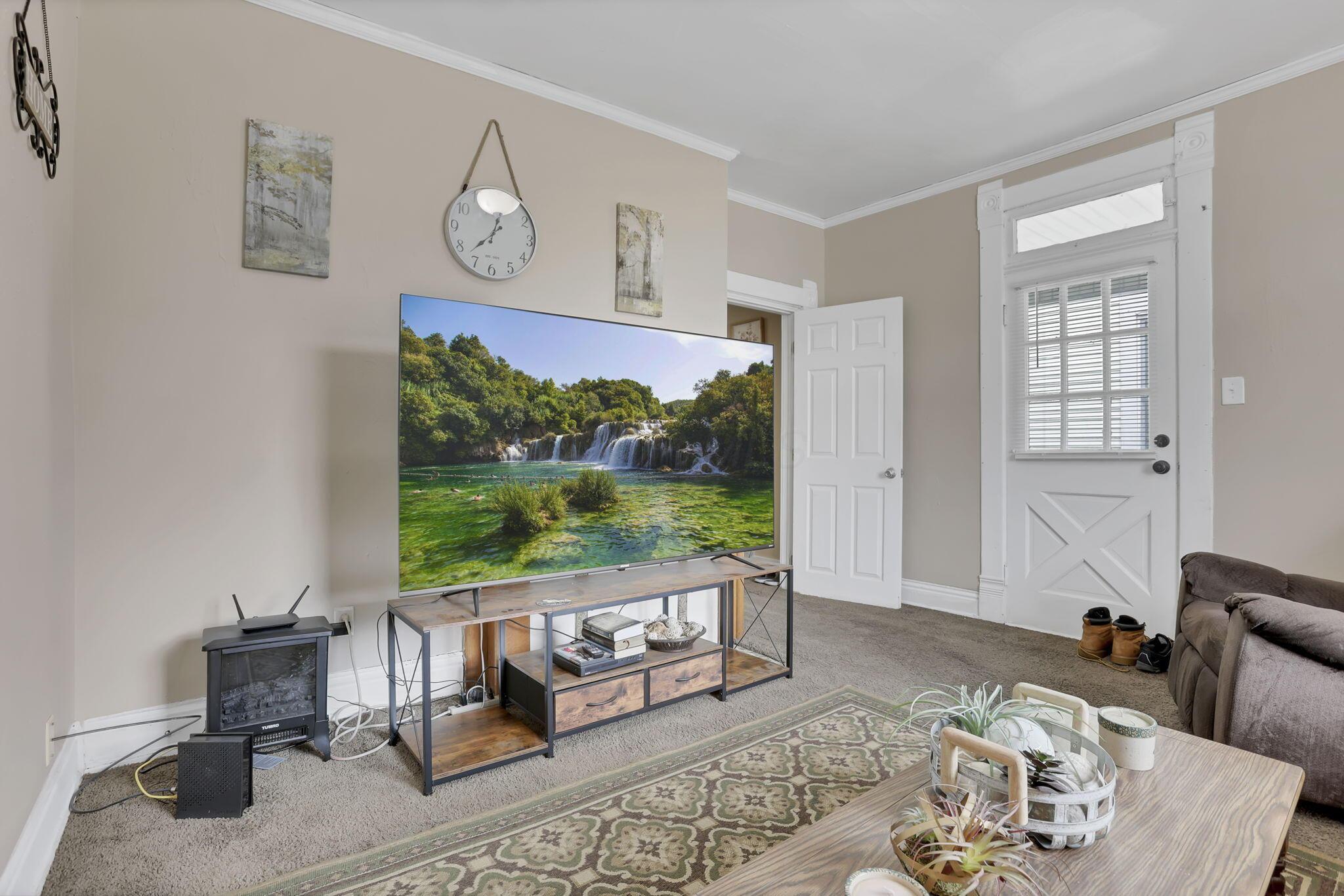 1227 E Chestnut Street Property Photo 7