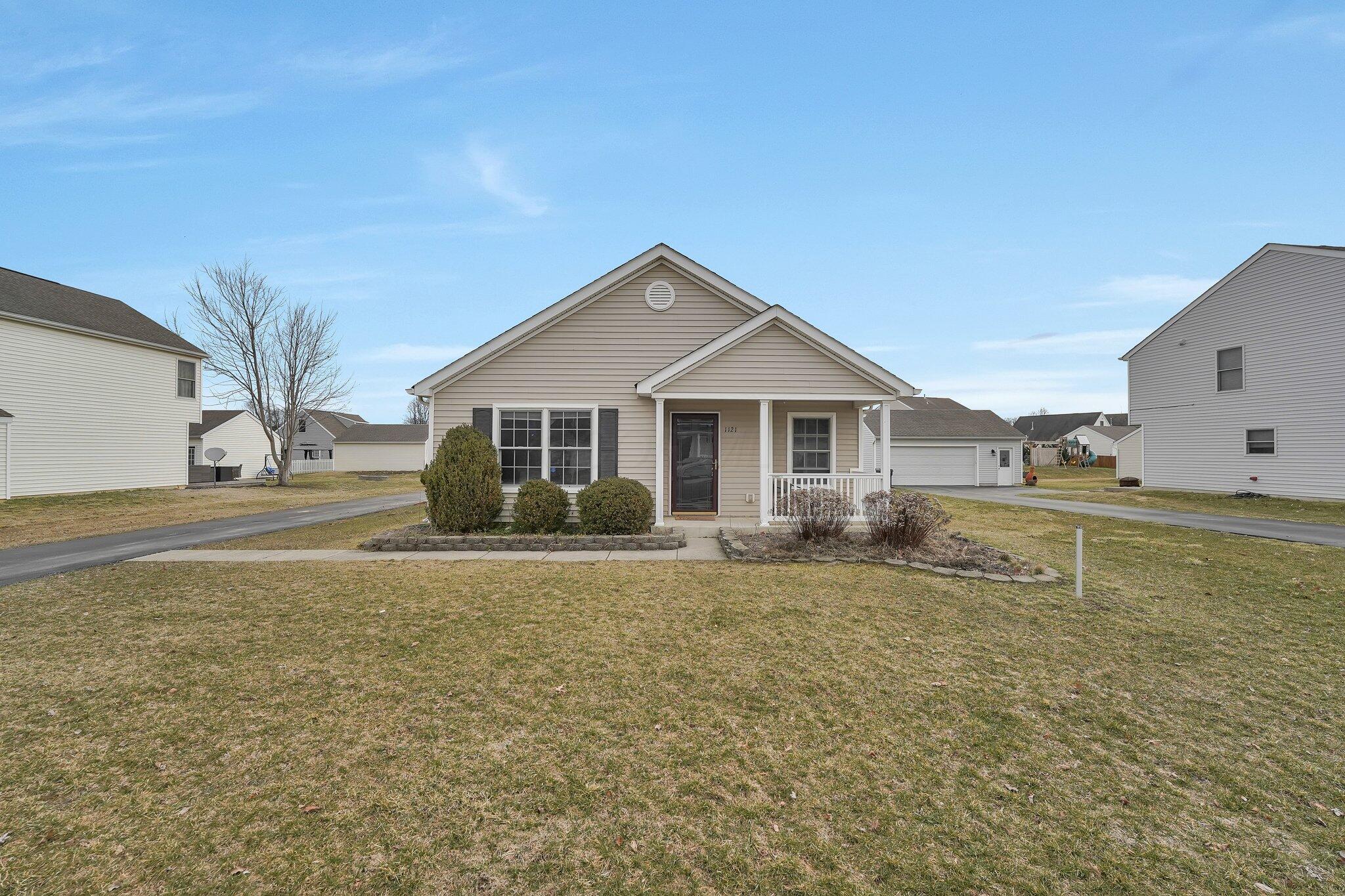 1121 Lake Forest Drive Property Photo 3
