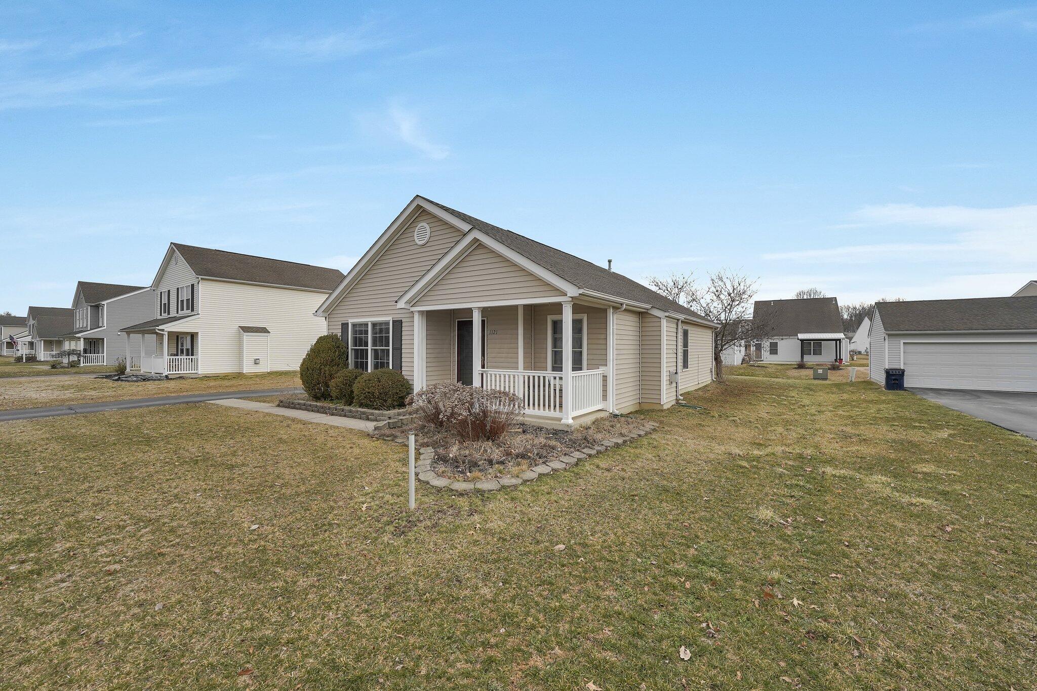 1121 Lake Forest Drive Property Photo 4