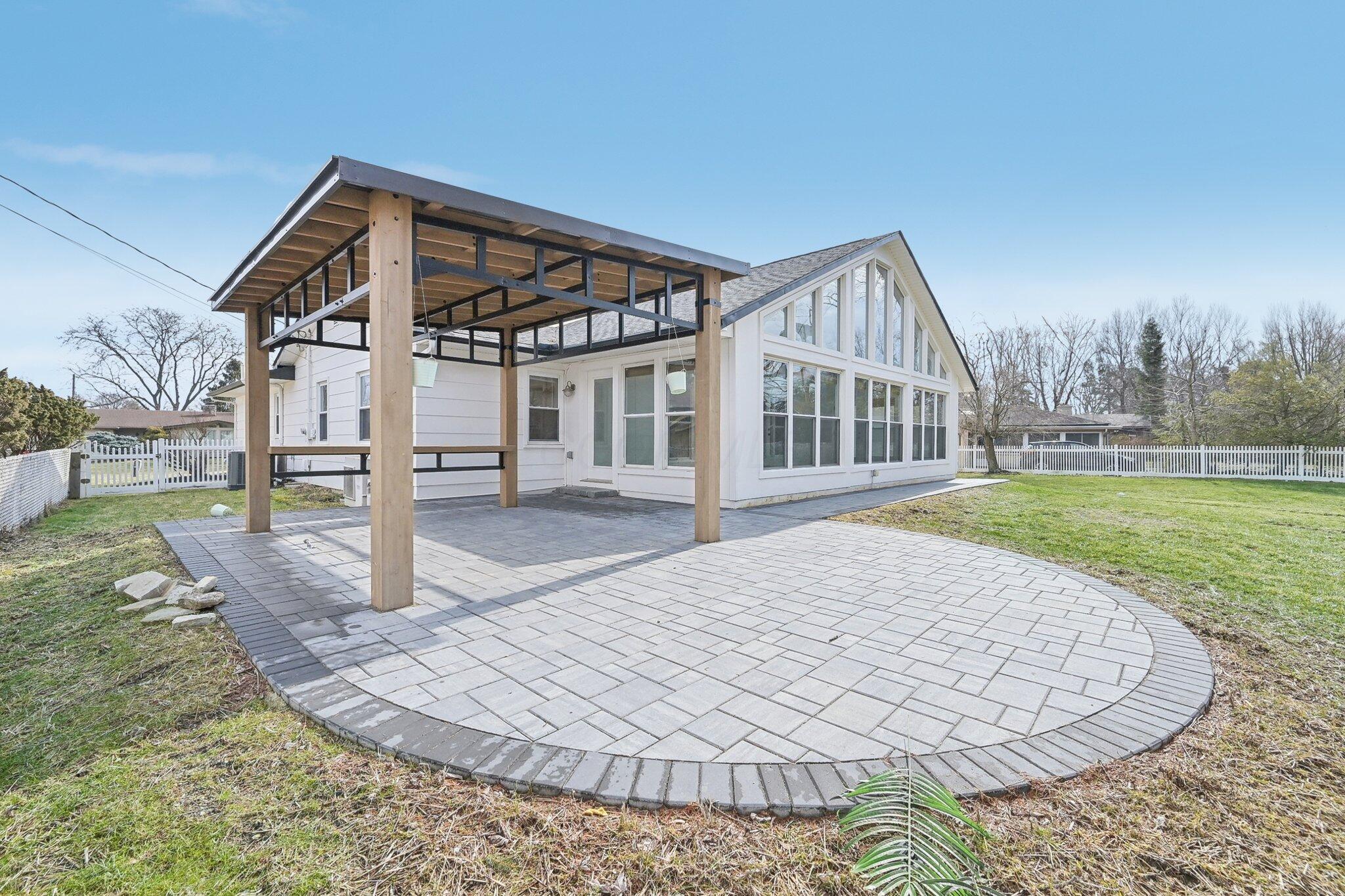 3883 Darbyshire Drive Property Photo 8