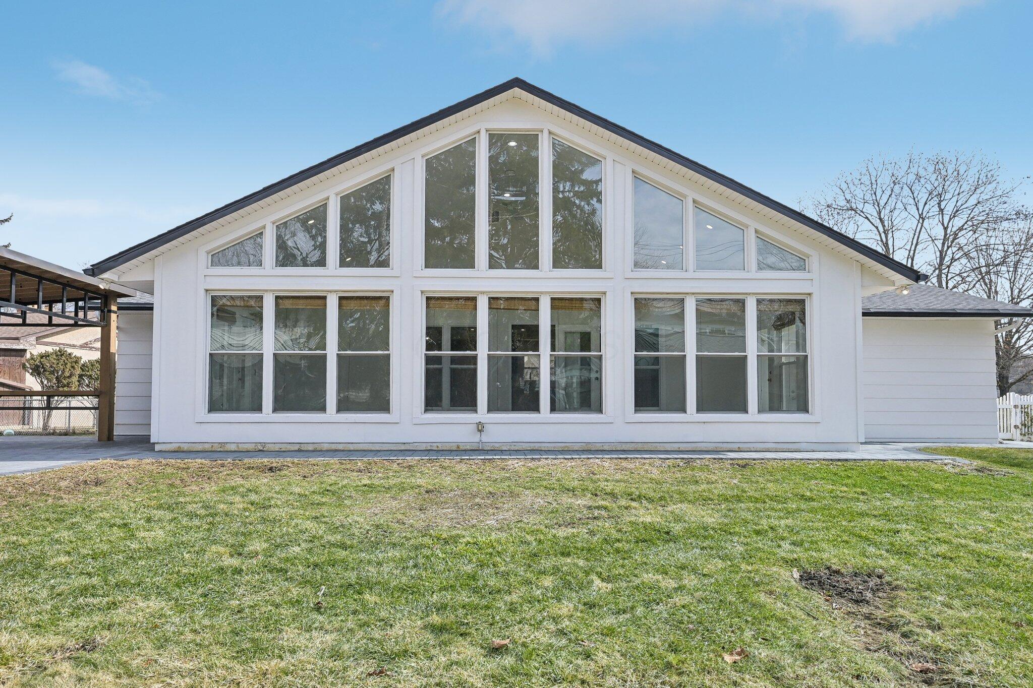 3883 Darbyshire Drive Property Photo 10