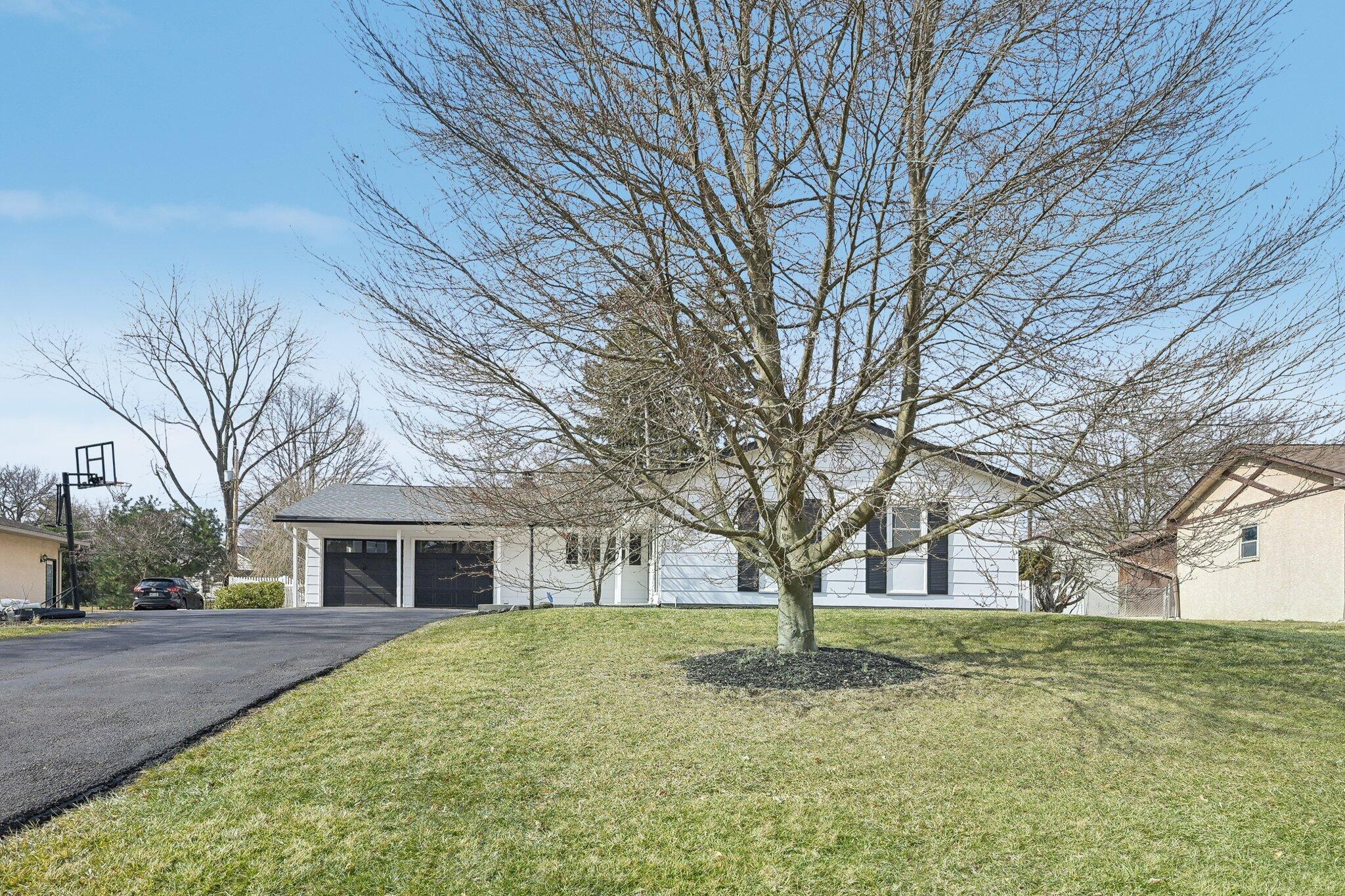 3883 Darbyshire Drive Property Photo 12