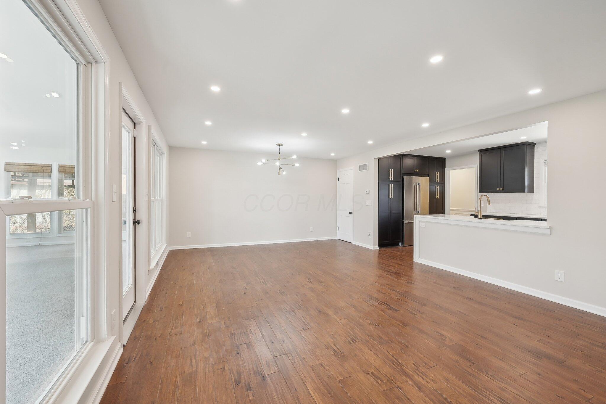 3883 Darbyshire Drive Property Photo 15