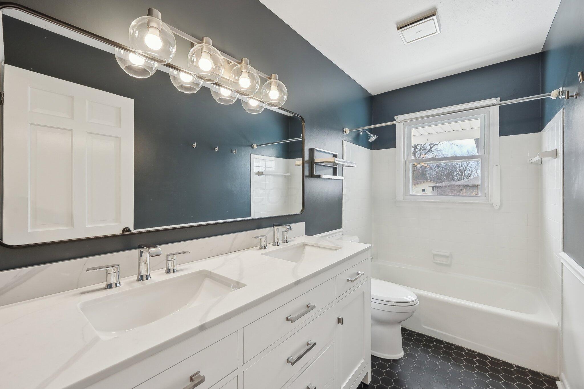 3883 Darbyshire Drive Property Photo 25