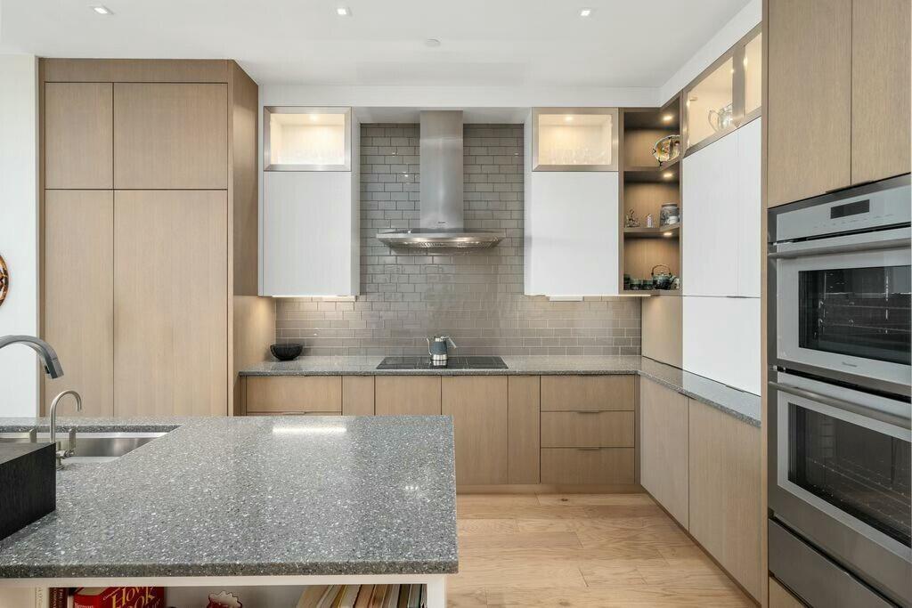 300 W Spring Street, 703 Property Photo 6