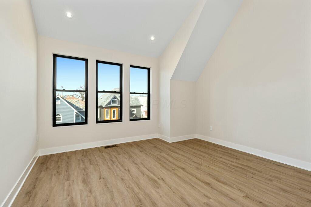 1095 Franklin Avenue Property Photo 12