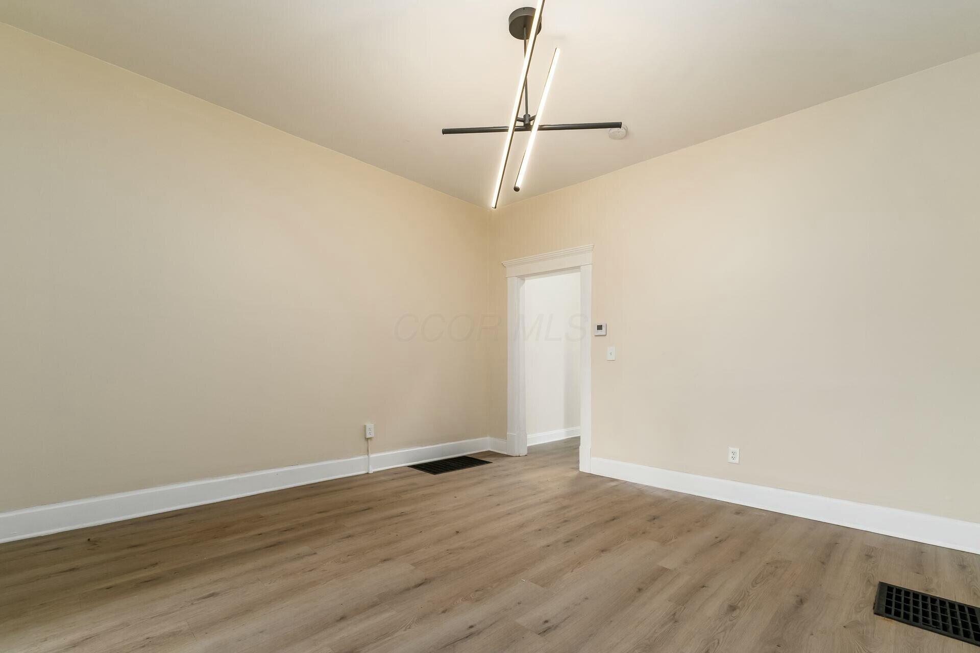 550 W Town Street Property Photo 6