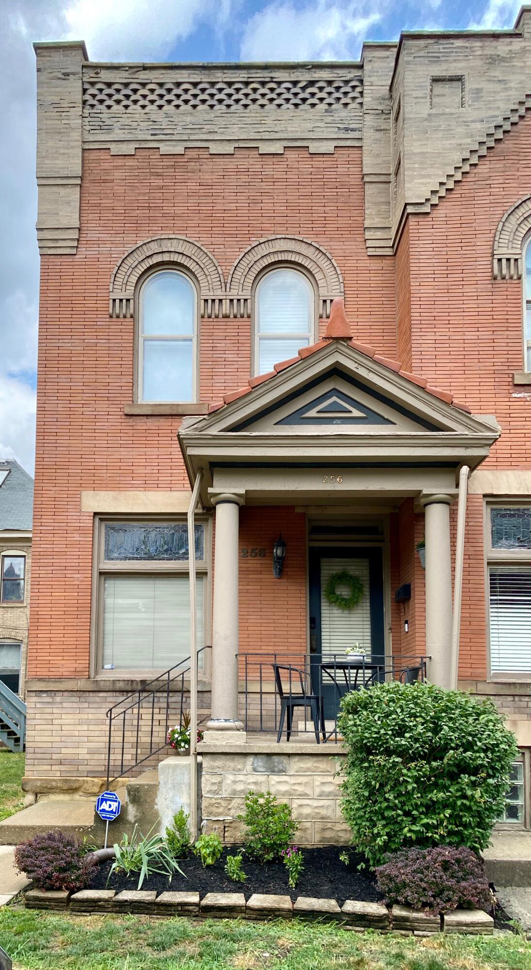 256 W Hubbard Avenue Property Photo 1