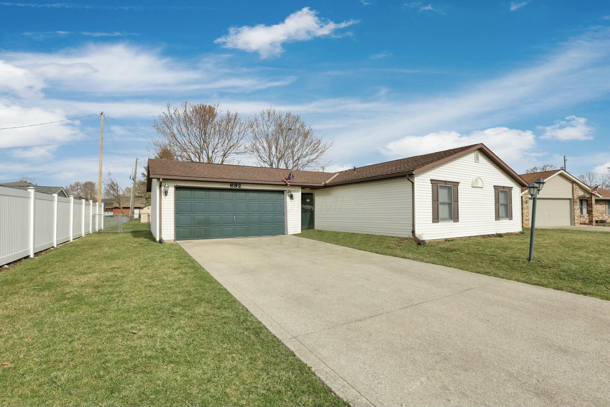 692 Earliglow Court Property Photo 2