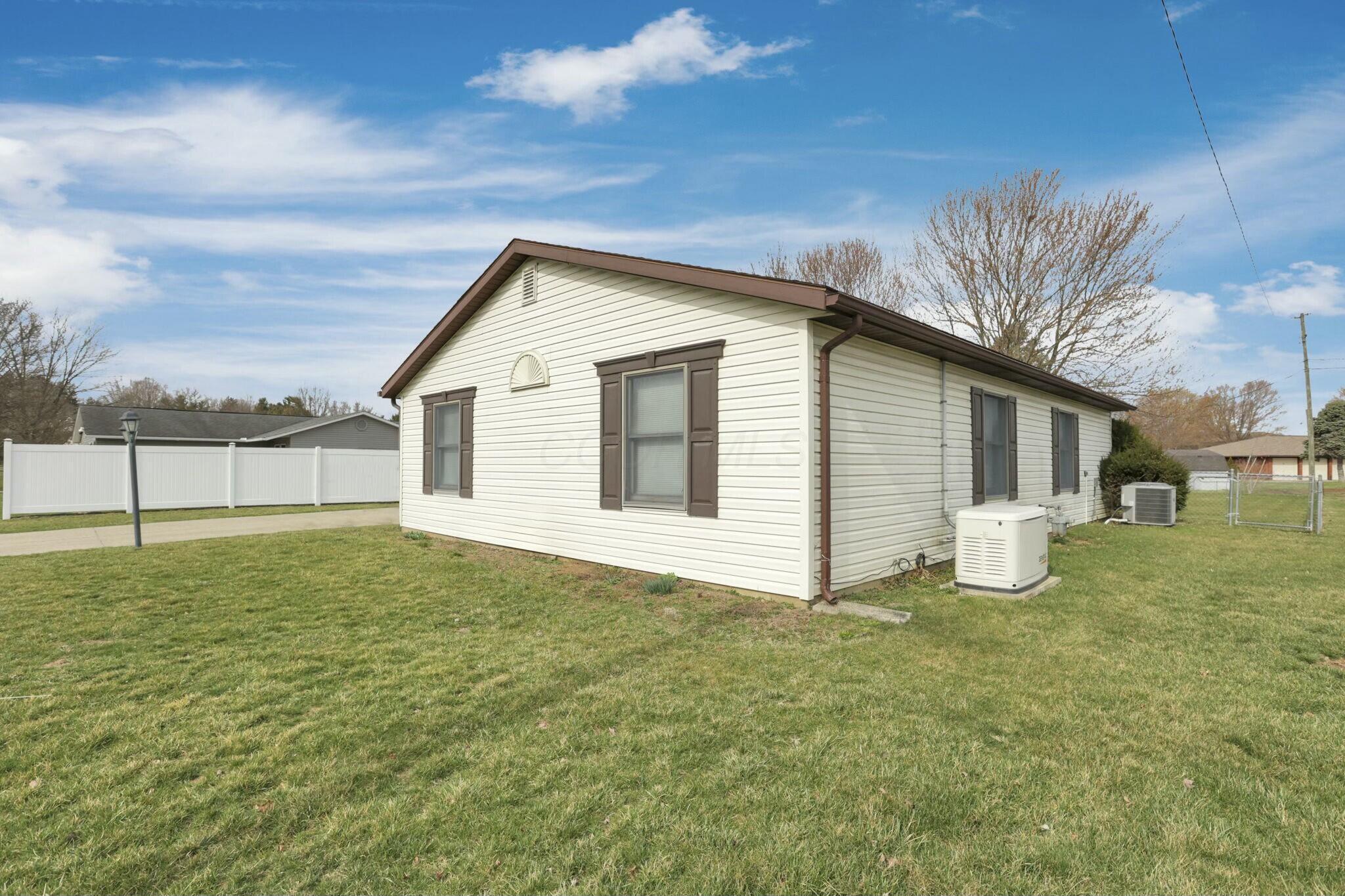 692 Earliglow Court Property Photo 3