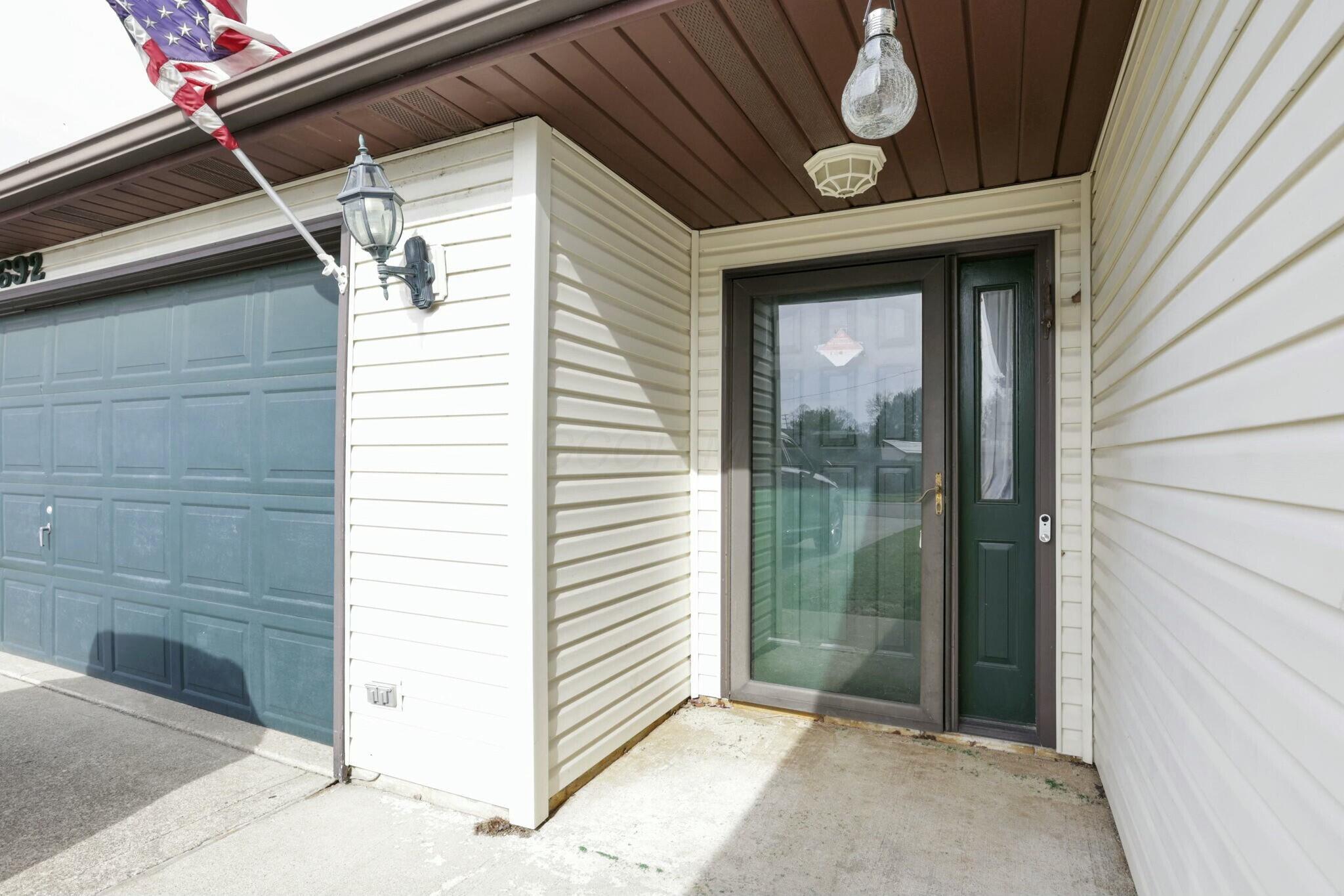 692 Earliglow Court Property Photo 4
