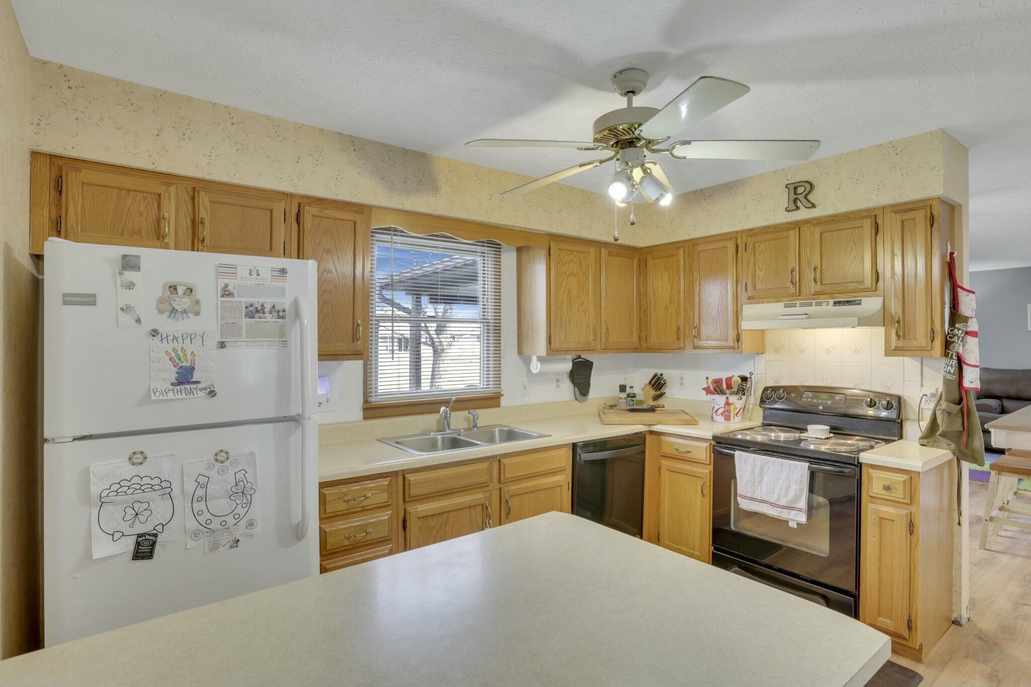 692 Earliglow Court Property Photo 14