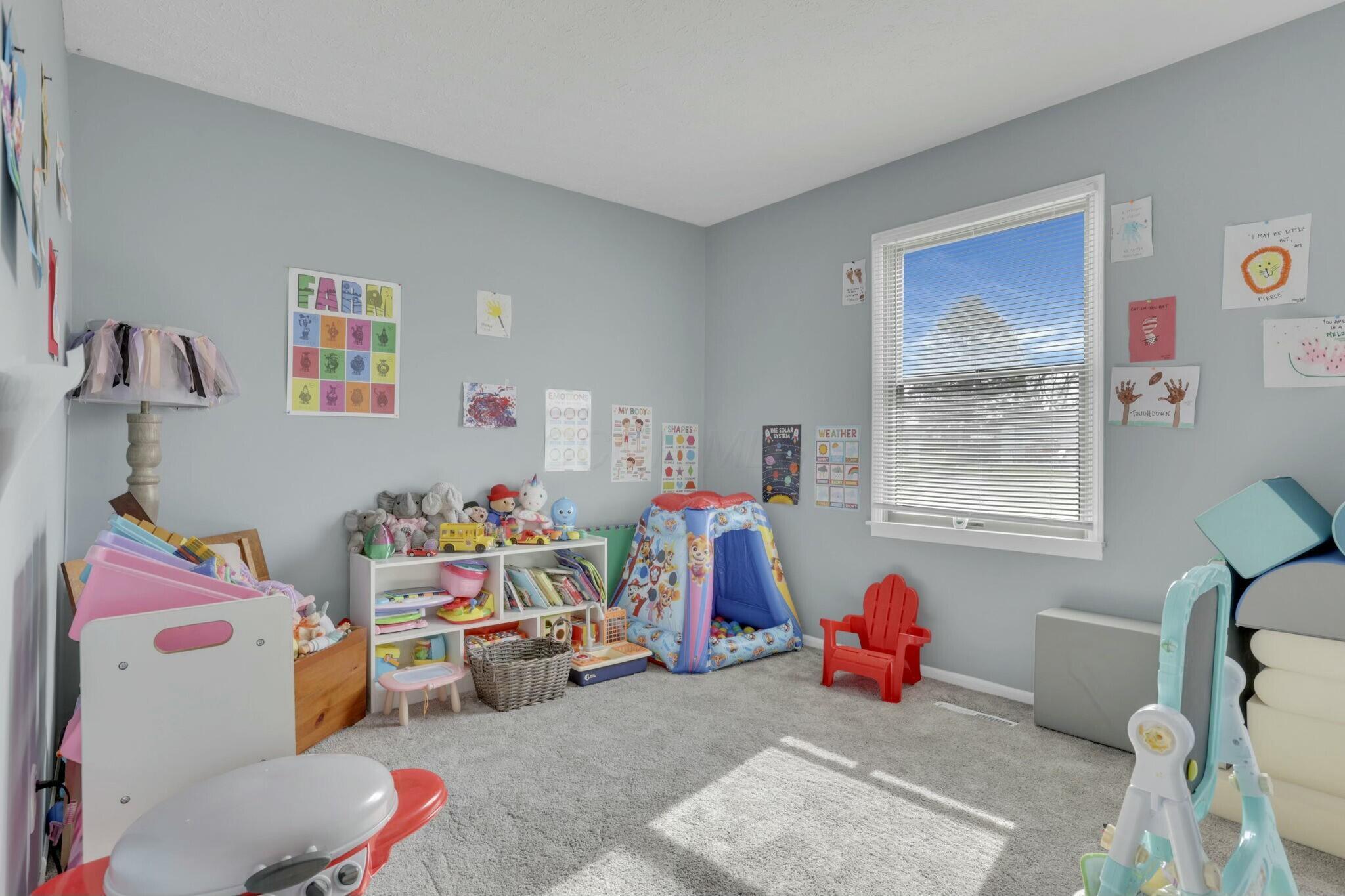 692 Earliglow Court Property Photo 19