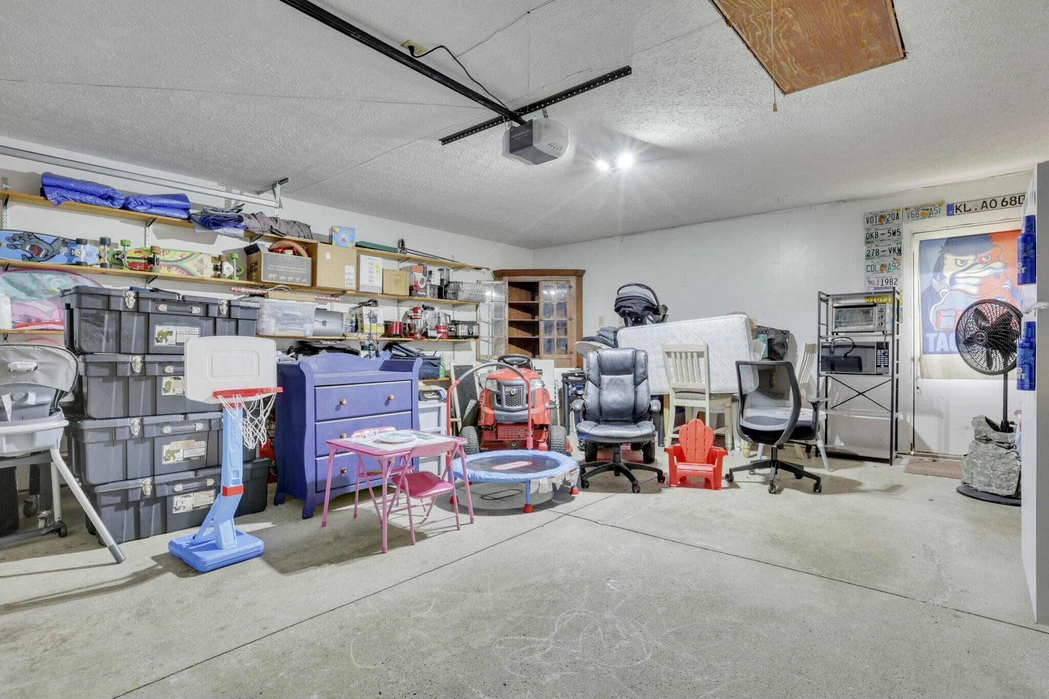 692 Earliglow Court Property Photo 27