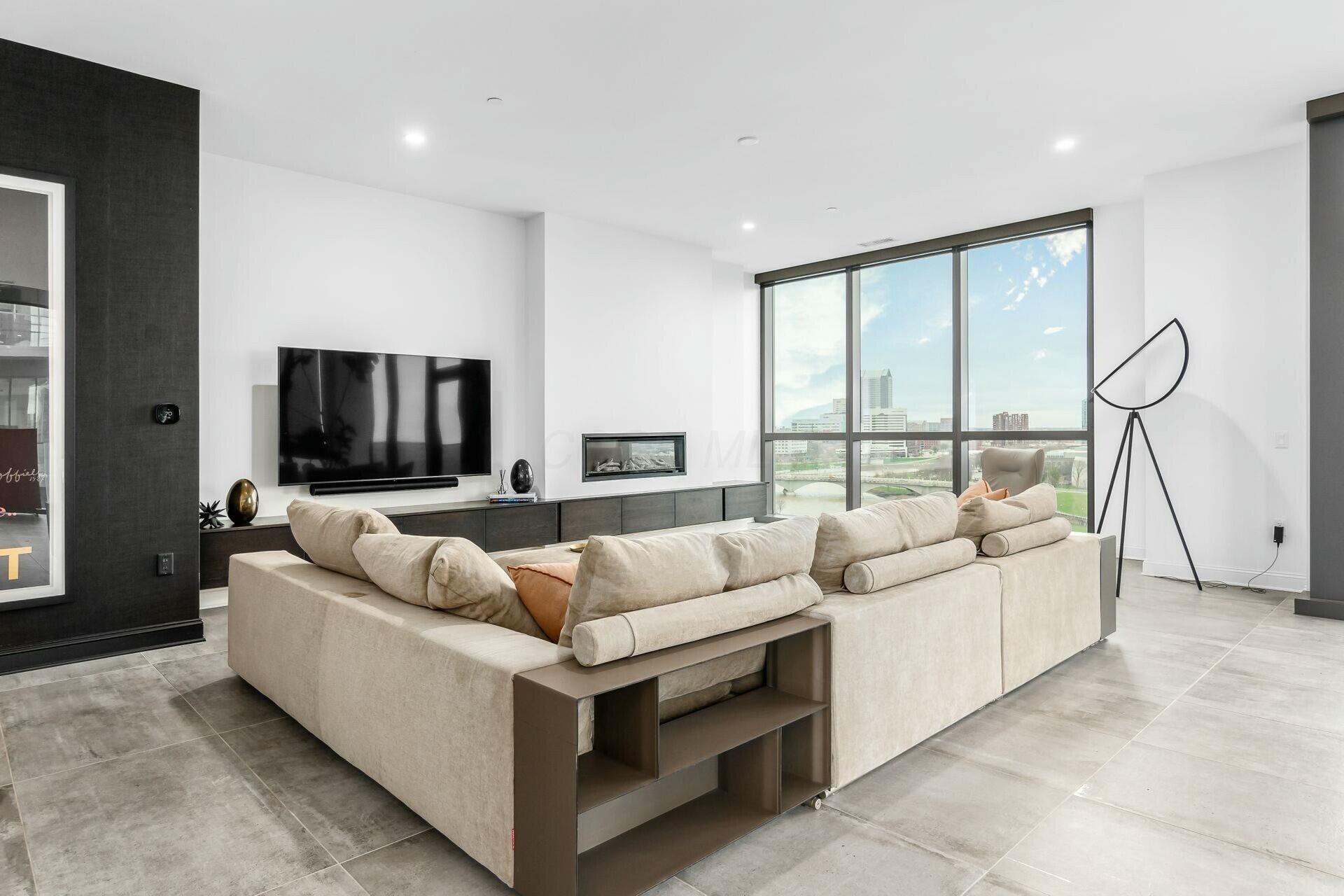 250 W Spring Street, 1111 Property Photo 4