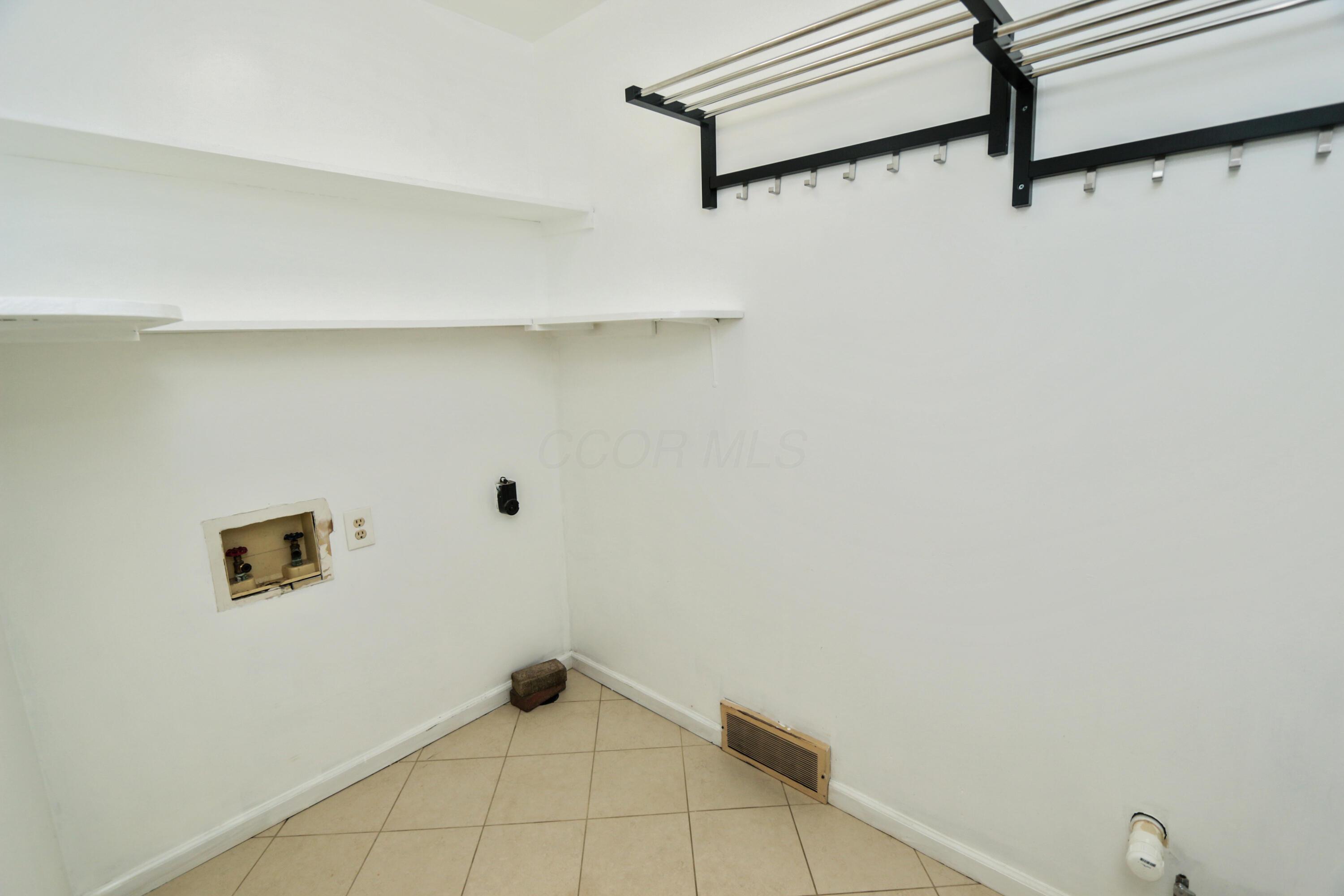 582 Hickory Place Property Photo 39