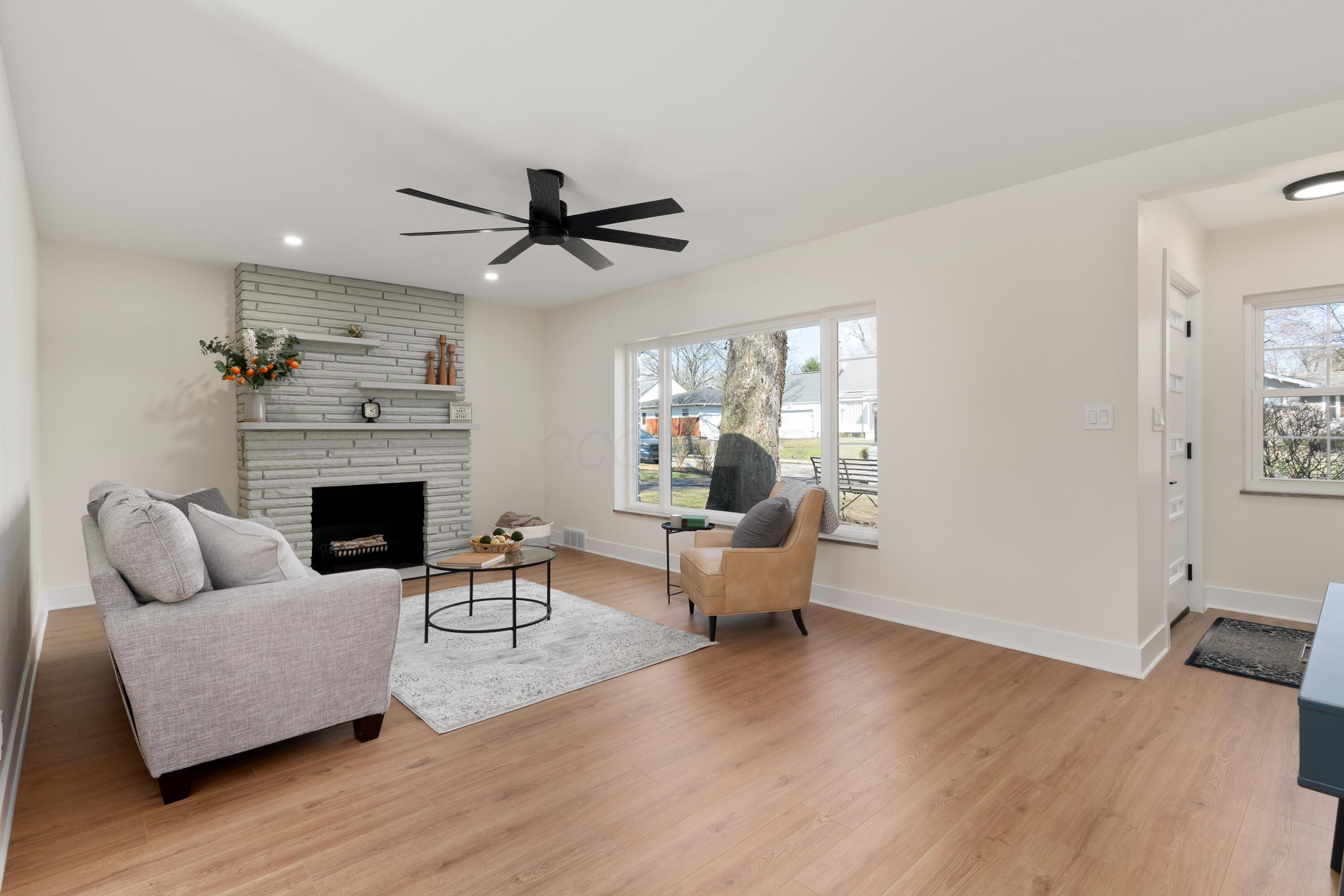 2567 Maplewood Drive Property Photo 4