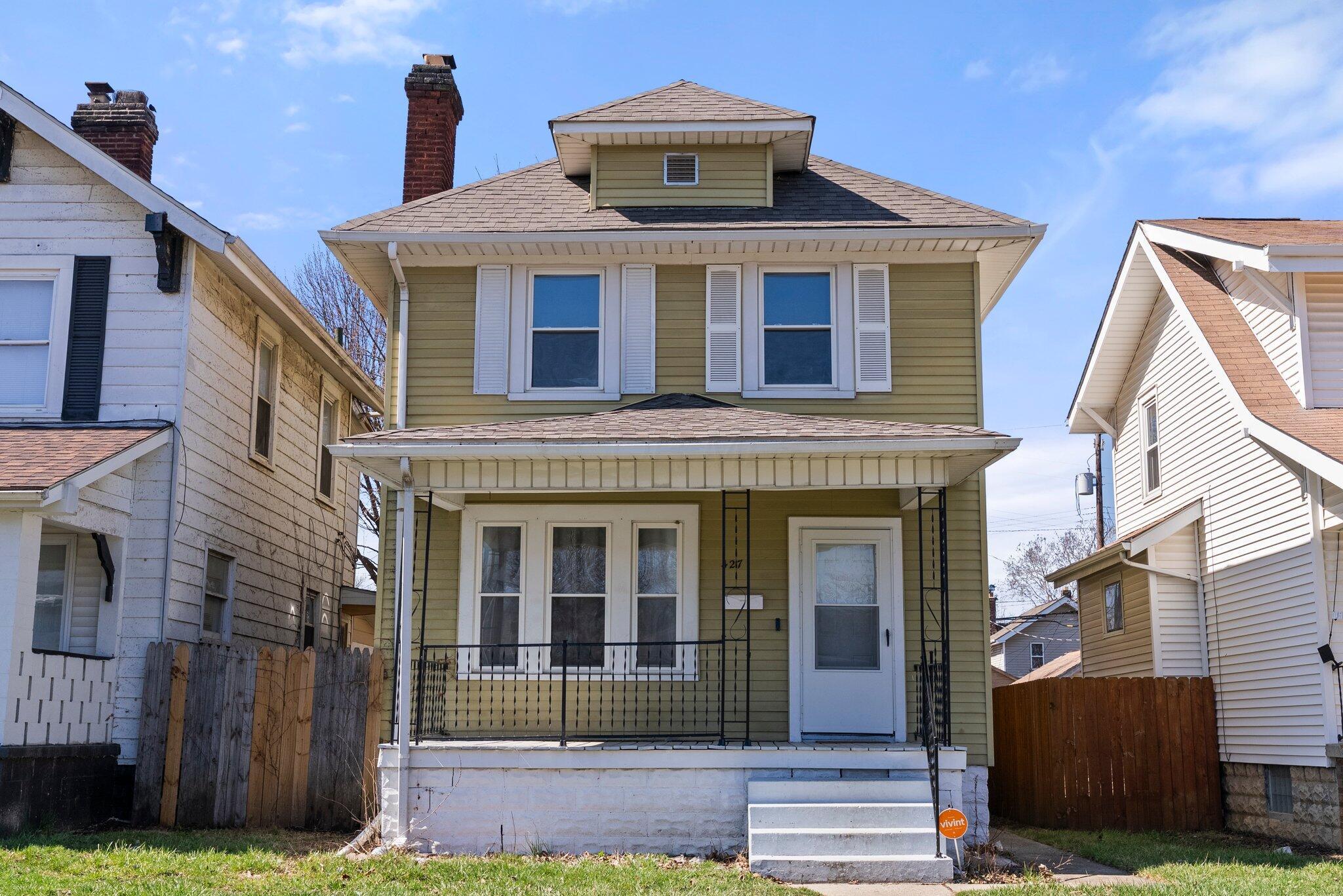 427 S Richardson Avenue Property Photo 1
