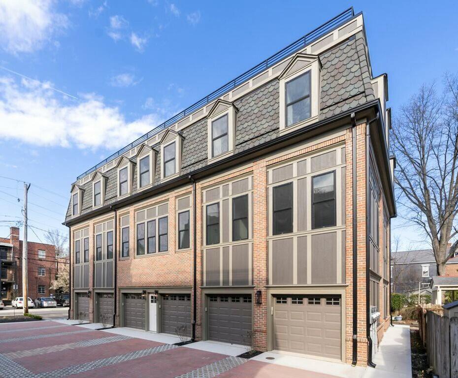 585 E Walnut Street Property Photo 1