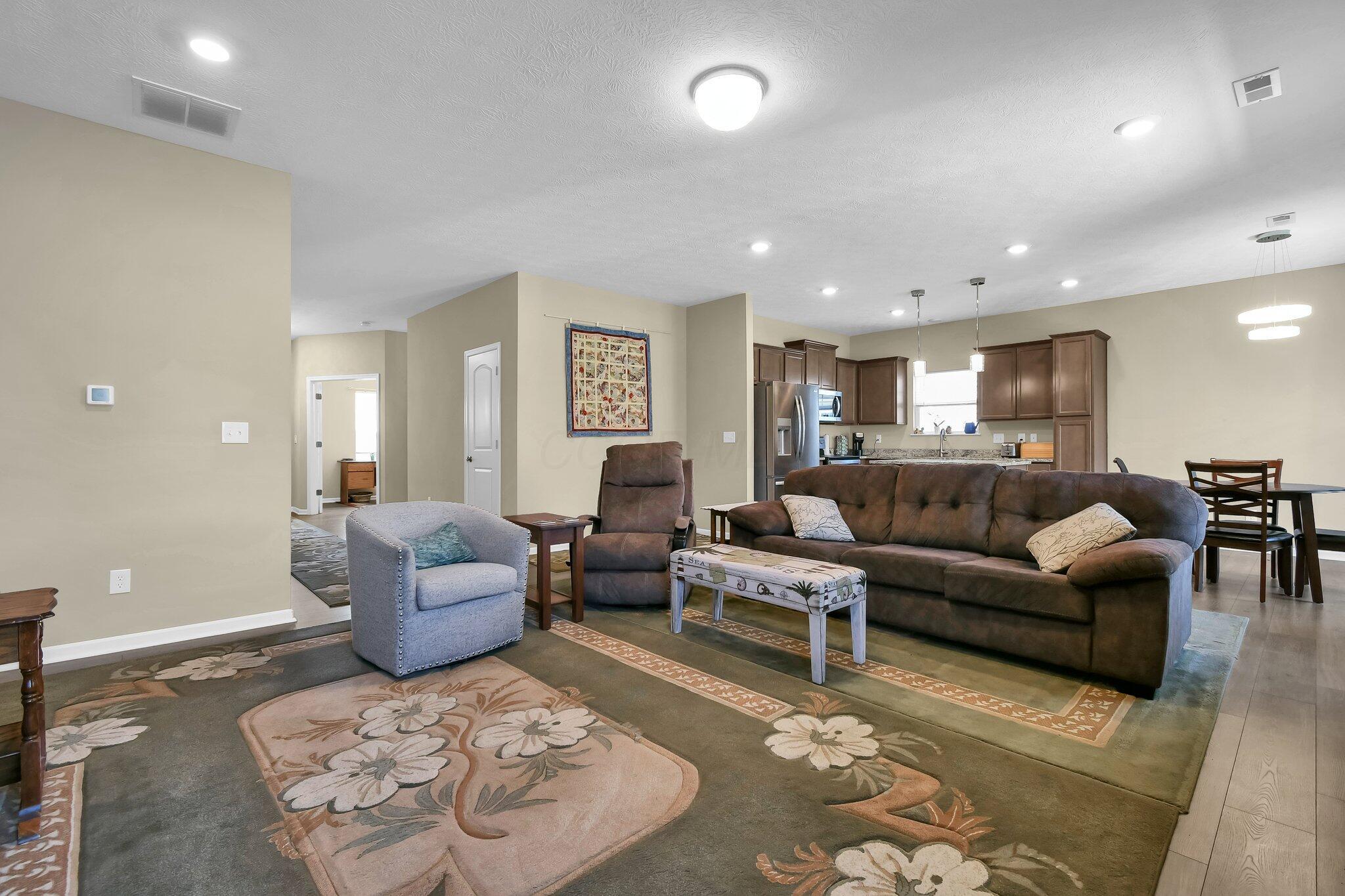 334 Mannaseh Drive W Property Photo 12