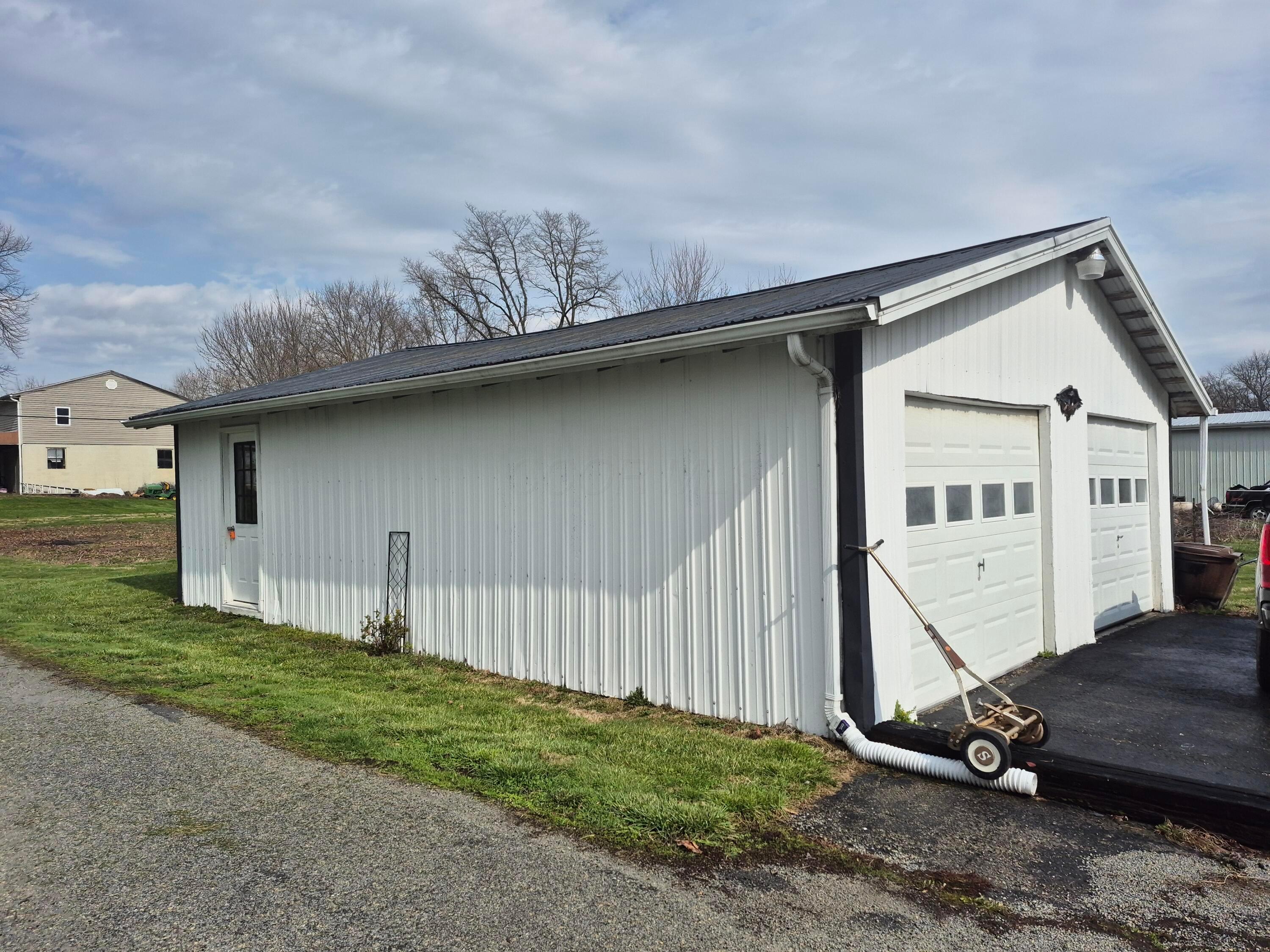 8095 Fall Creek Road Property Photo 4