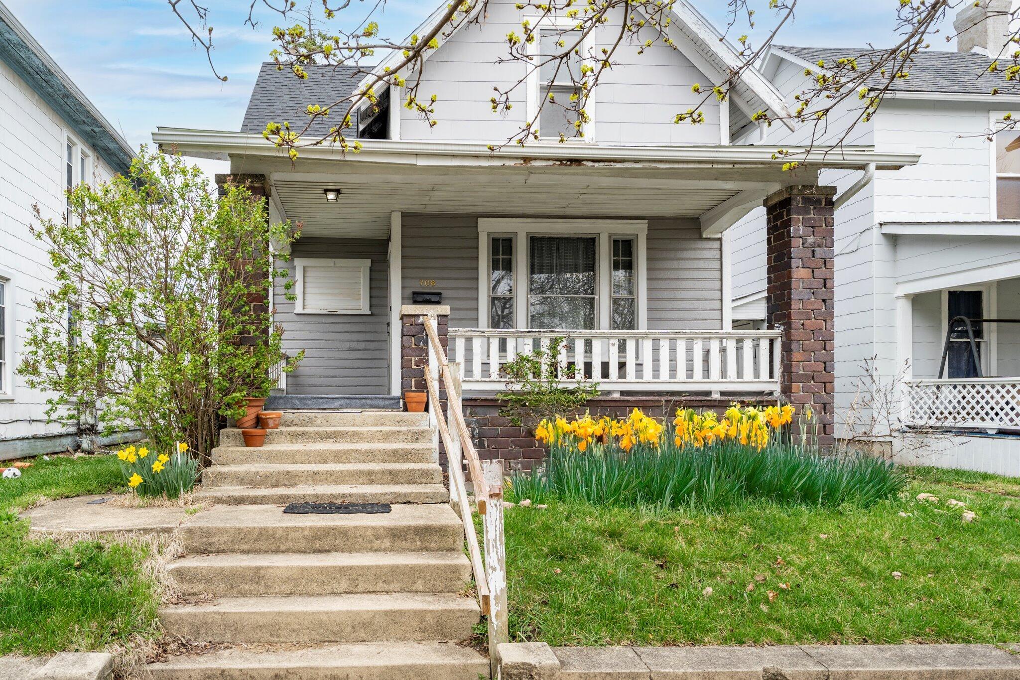 708 E Temple Street Property Photo