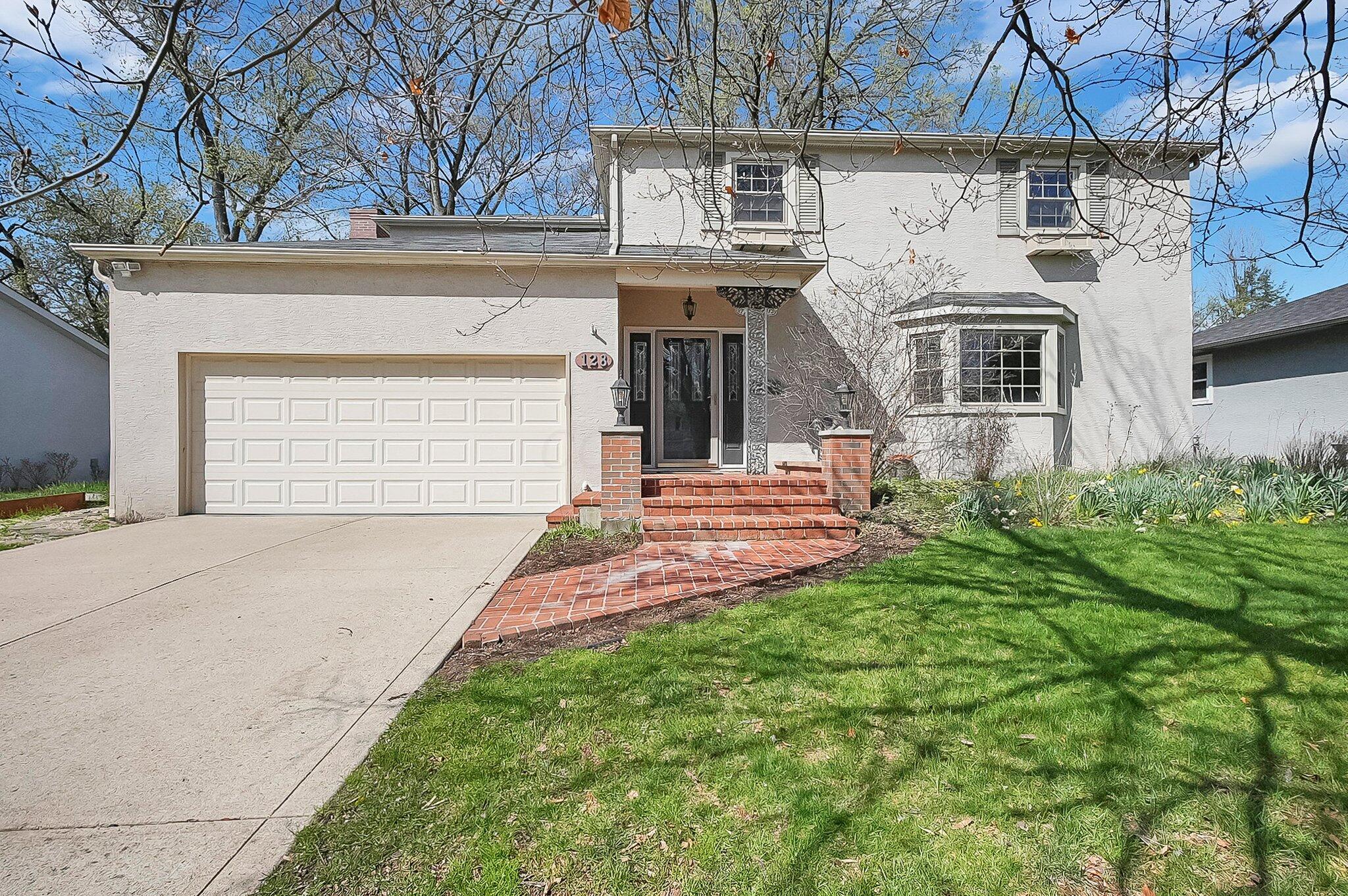 128 Chaucer Court Property Photo 1