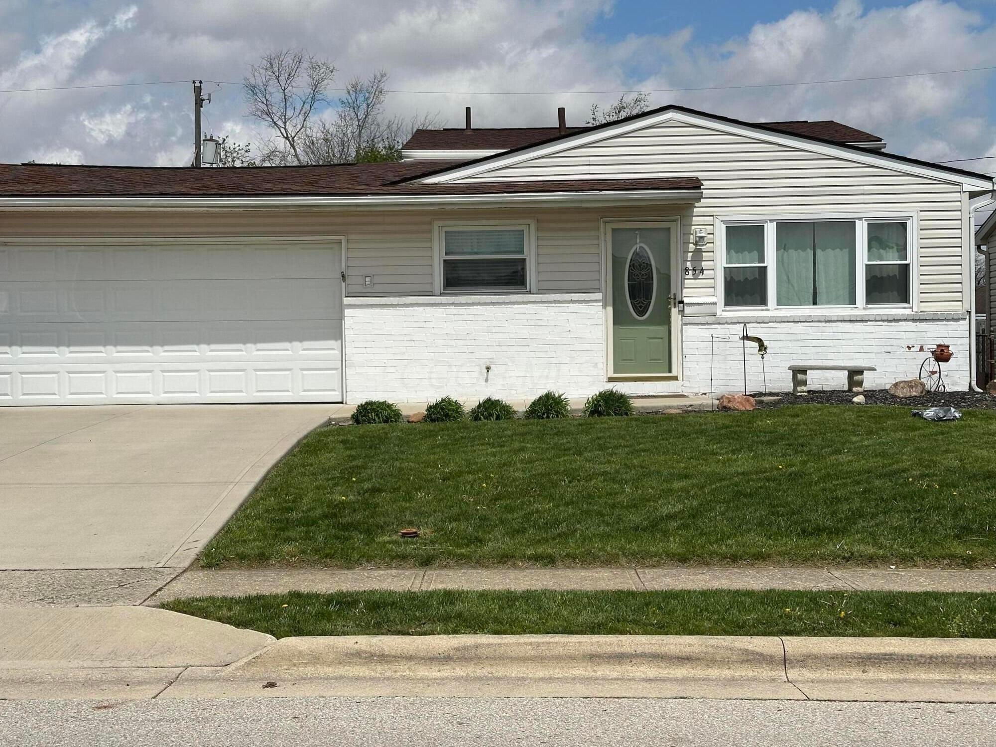 854 Crescent Drive Property Photo 1