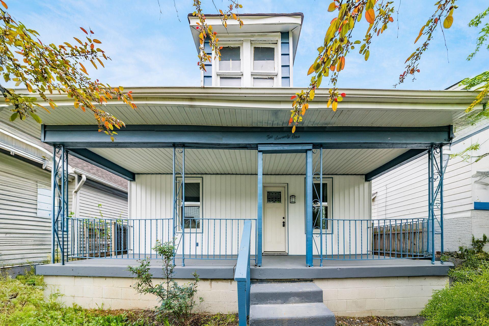 271 N Oakley Avenue Property Photo 1