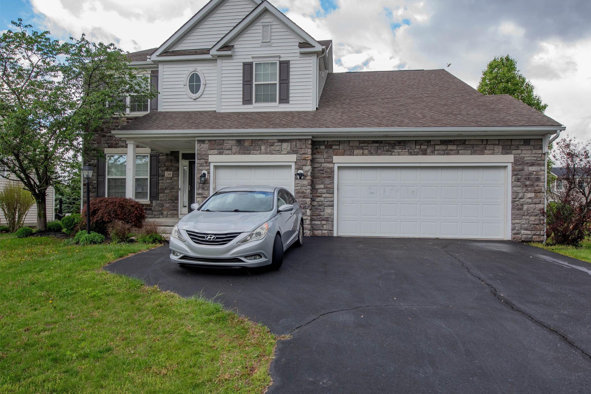 240 Fox Glen Drive E Property Photo 1
