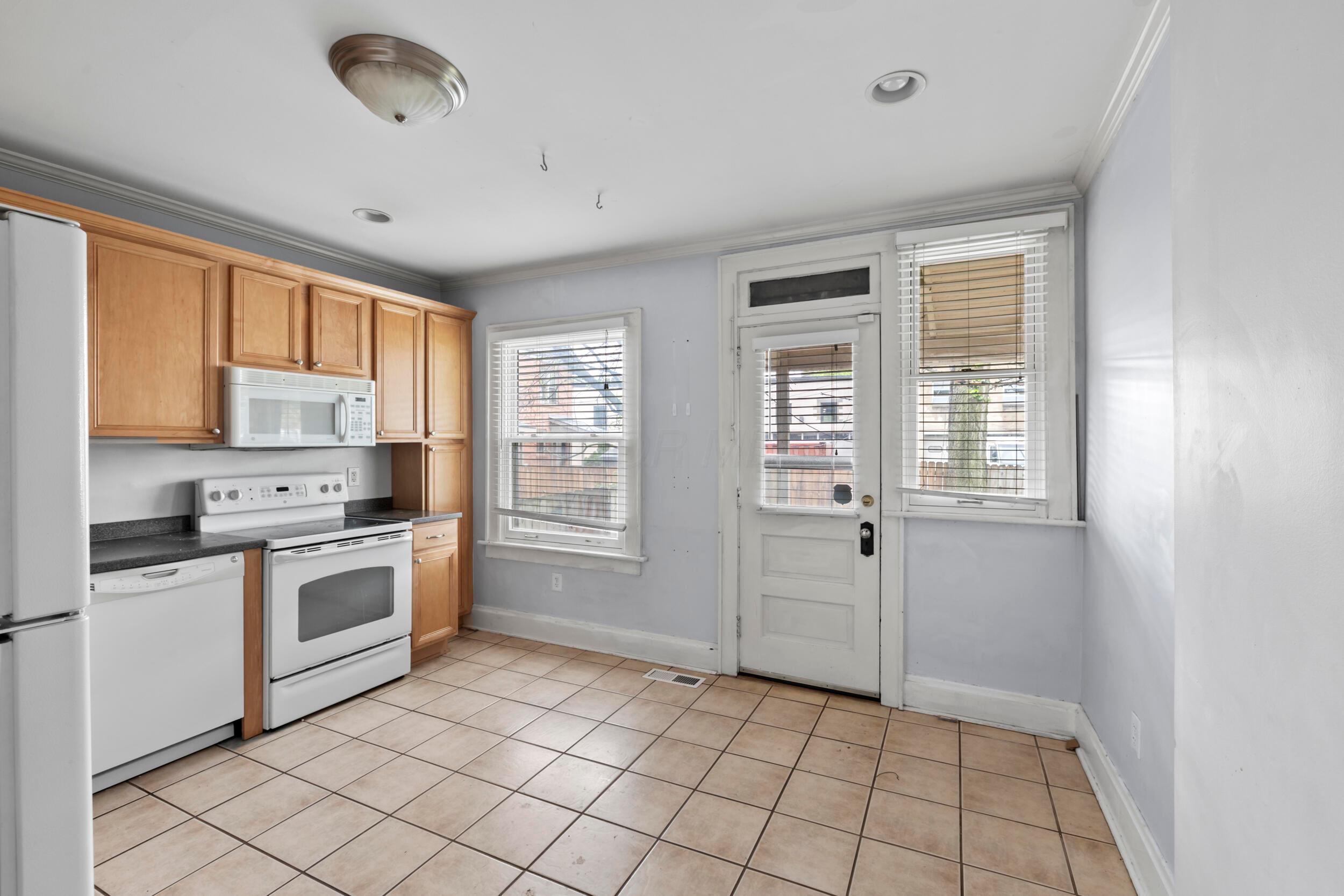 46 W Kossuth Street Property Photo 8